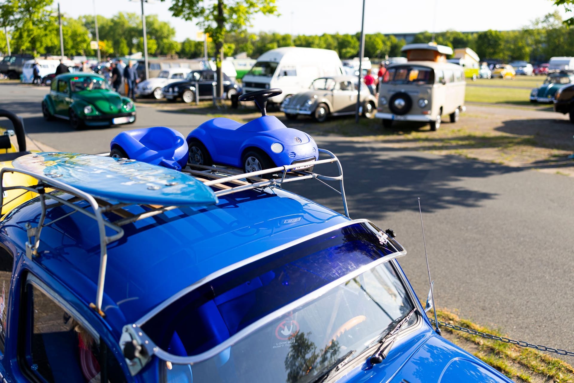Humor auf dem Dach: Ein Mini-Käfer ziert das Dach eines Oldtimers – ganz nach dem Motto klein, kultig, cool. Humor auf dem Dach: Ein Mini-Käfer ziert das Dach eines Oldtimers – ganz nach dem Motto klein, kultig, cool.