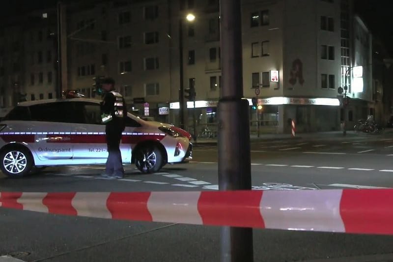 Das Ordnungsamt hält Straßen gesperrt: Die Bewohner mussten seit dem Montagabend ihre Wohnungen verlassen.