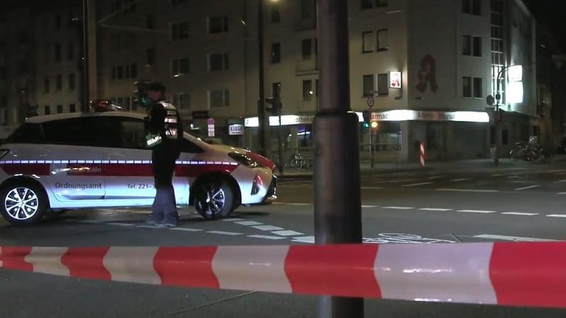 Das Ordnungsamt hält Straßen gesperrt: Die Bewohner mussten seit dem Montagabend ihre Wohnungen verlassen. Das Ordnungsamt hält Straßen gesperrt: Die Bewohner mussten seit dem Montagabend ihre Wohnungen verlassen.