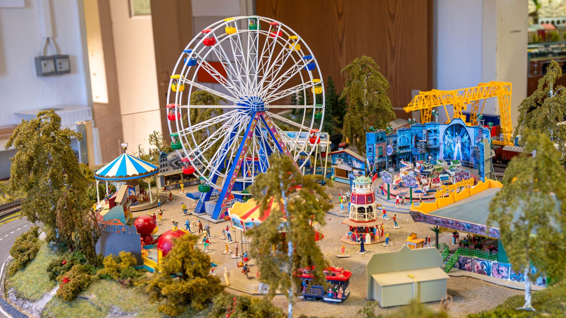 Kirmes in Klein: In der Eisenbahn-Ausstellung in Mülheim erleben Besucher auf zwei Etagen eine Miniatur-Welt.