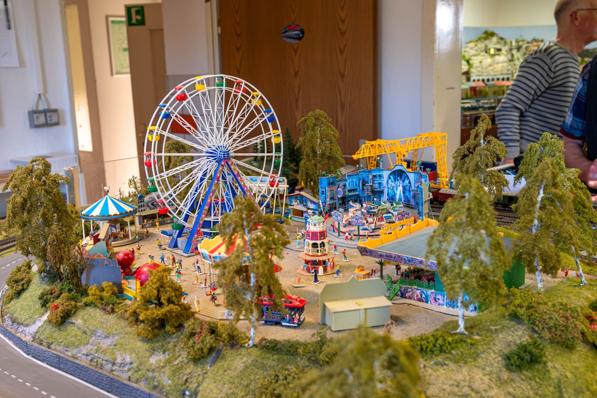 Kirmes in Klein: In der Eisenbahn-Ausstellung in Mülheim erleben Besucher auf zwei Etagen eine Miniatur-Welt.