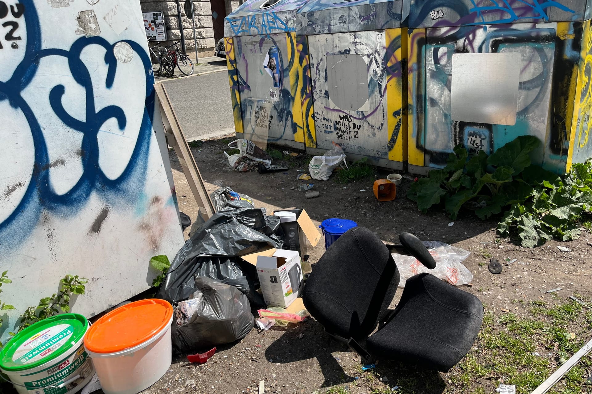 Die Glascontainer am Annapark: Rund um die Container wird immer wieder Müll abgestellt.