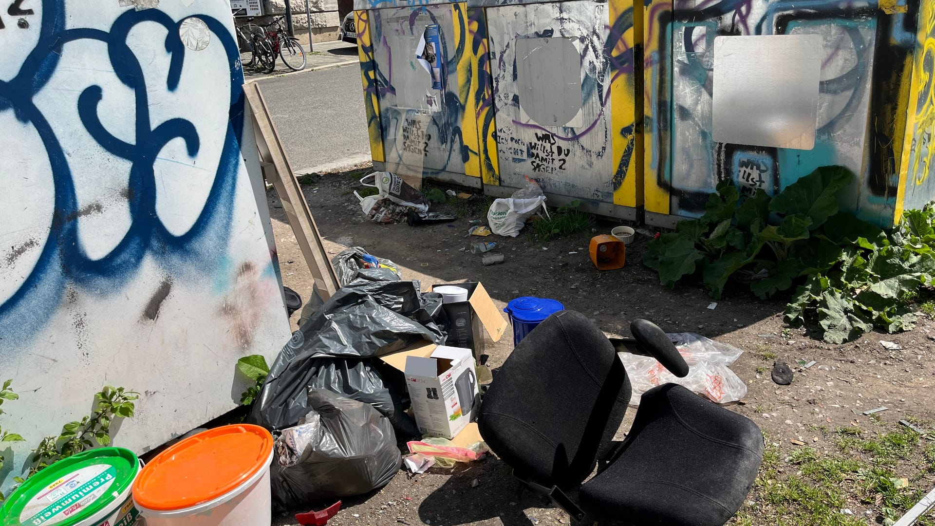 Die Glascontainer am Annapark: Rund um die Container wird immer wieder Müll abgestellt. Die Glascontainer am Annapark: Rund um die Container wird immer wieder Müll abgestellt.