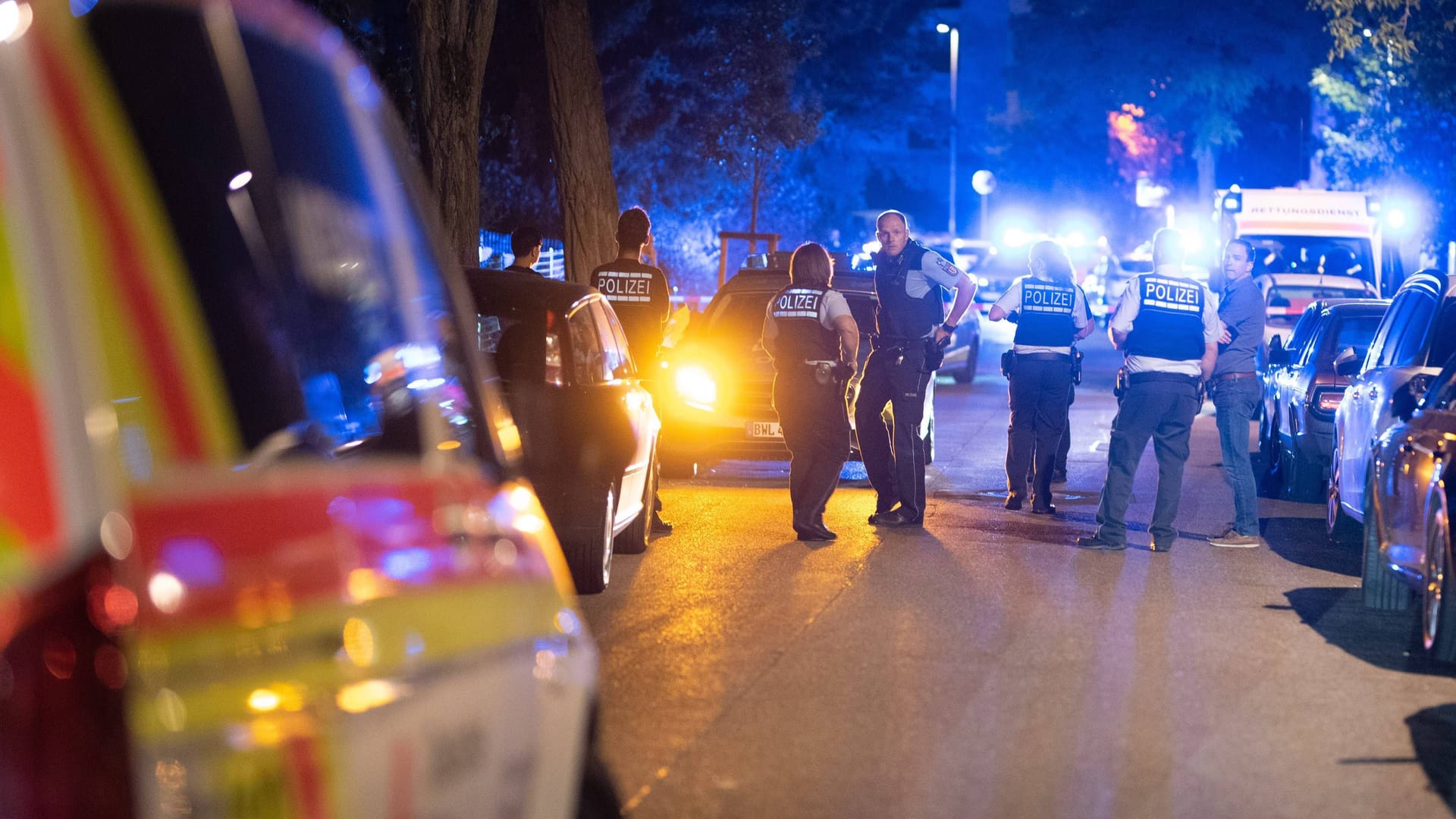Polizeieinsatz auf der Straße (Symbolbild): In Nienburg kam für eine schwer verletzte Frau jede Hilfe zu spät.