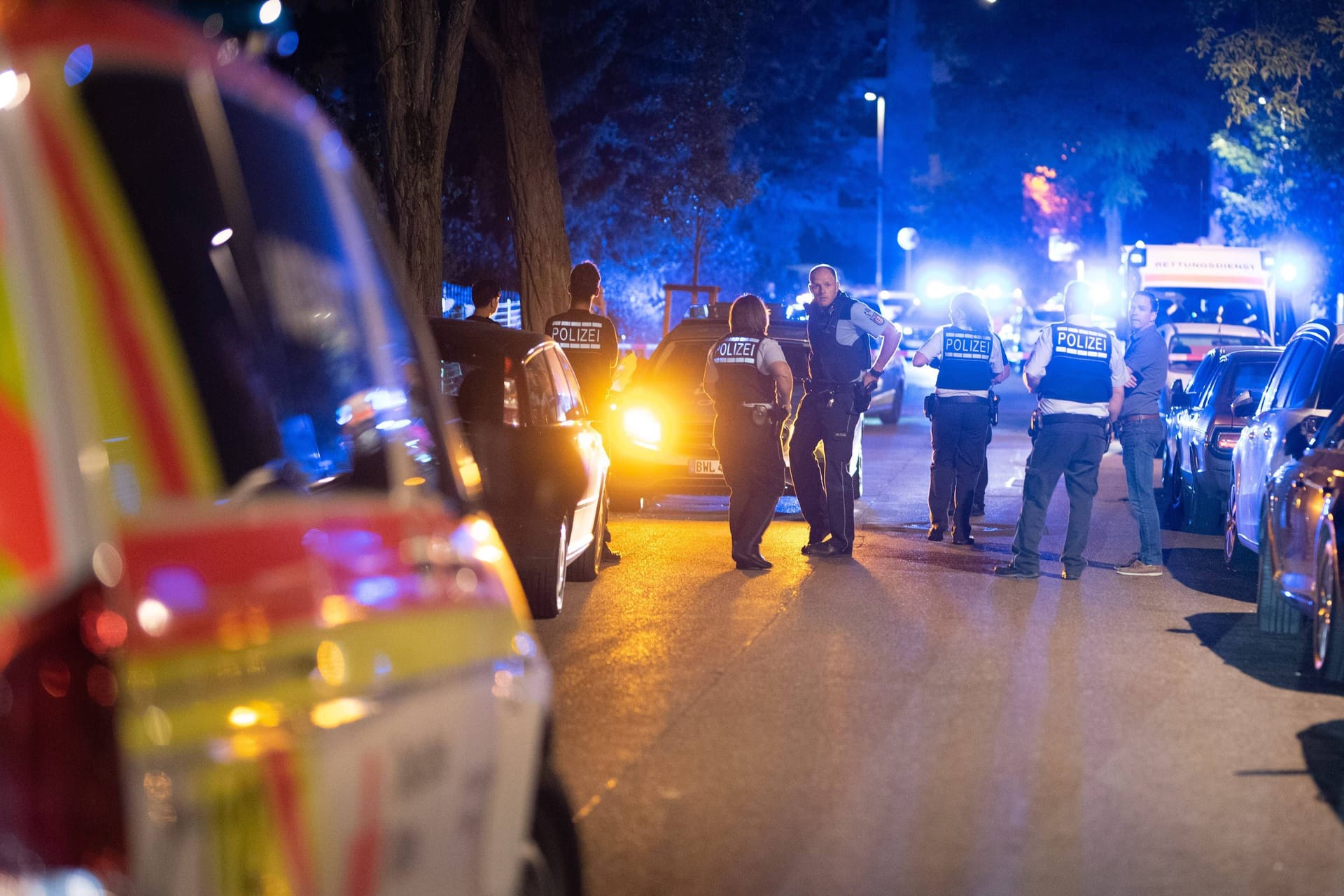 Polizeieinsatz auf der Straße (Symbolbild): In Nienburg kam für eine schwer verletzte Frau jede Hilfe zu spät.
