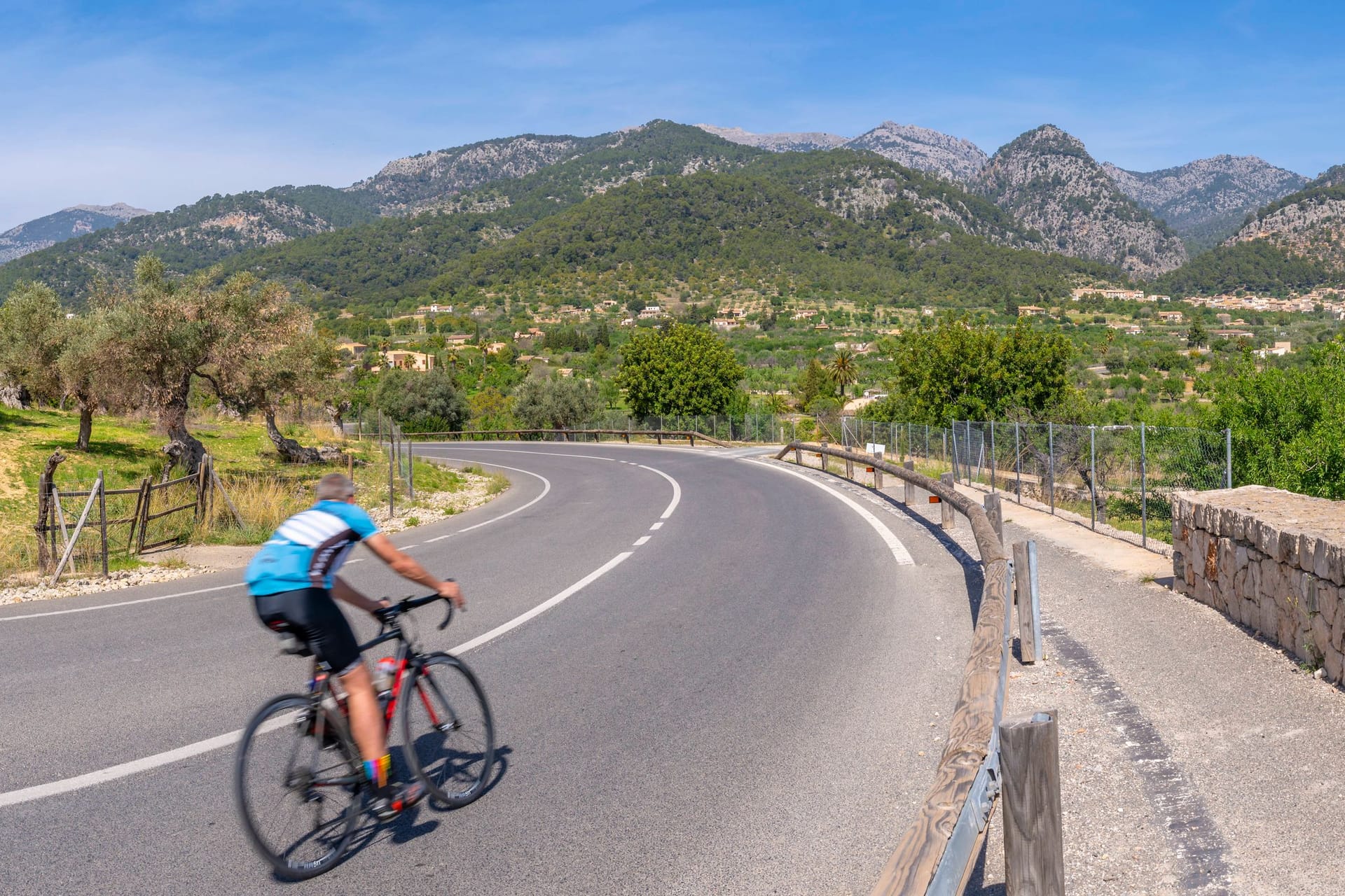 Ein Radfahrer auf Mallorca (Symbolbild): Für einen 60 Jahre alten Deutschen kam jede Hilfe zu spät.