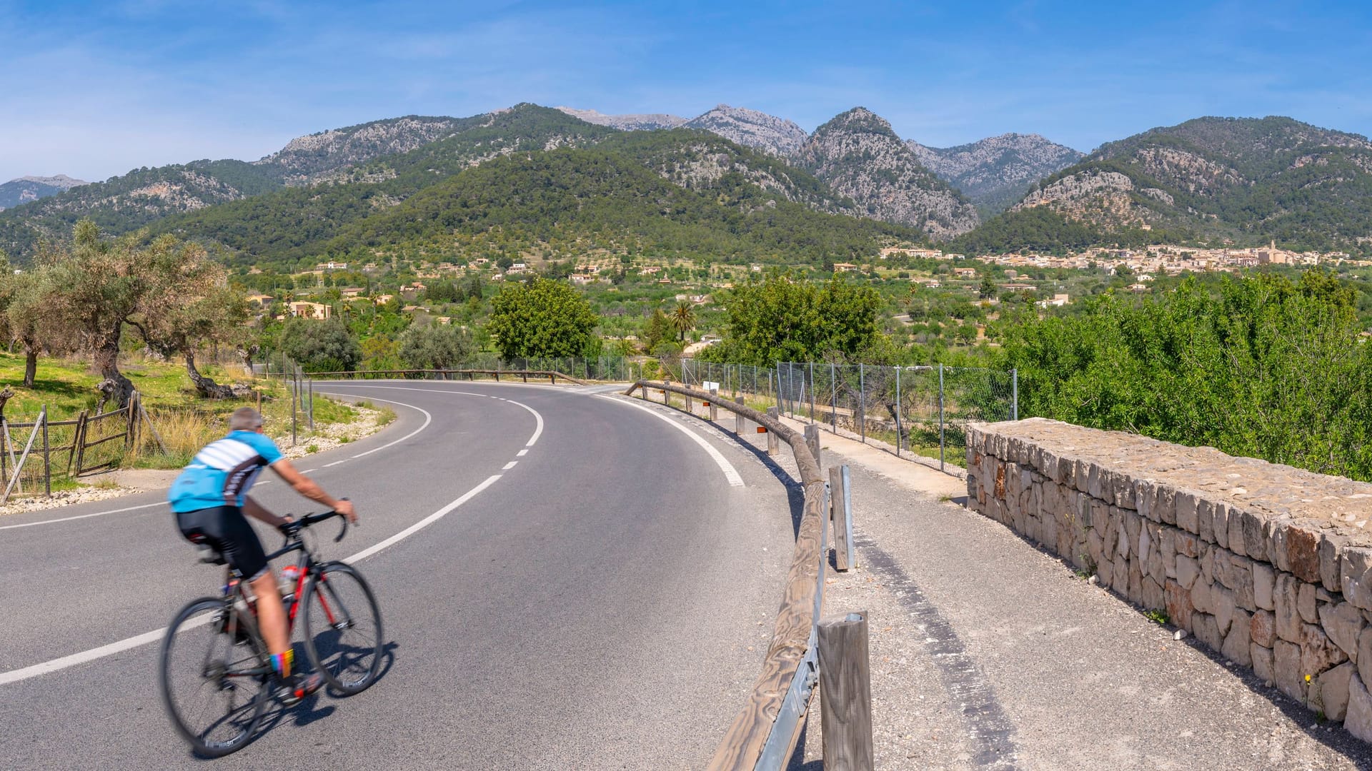 Ein Radfahrer auf Mallorca (Symbolbild): Für einen 60 Jahre alten Deutschen kam jede Hilfe zu spät. Ein Radfahrer auf Mallorca (Symbolbild): Für einen 60 Jahre alten Deutschen kam jede Hilfe zu spät.
