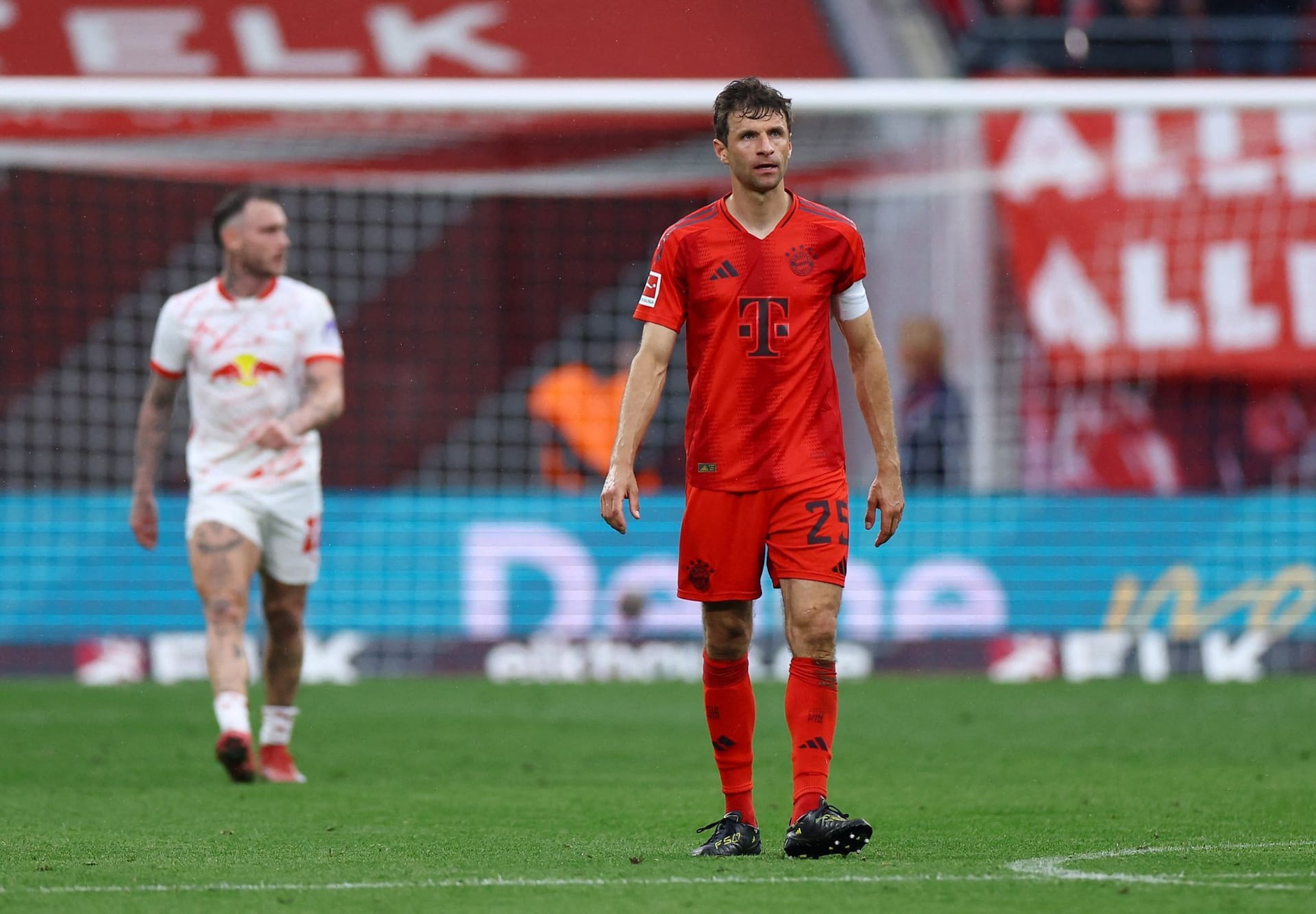 Thomas Müller (bis 61.): Vertrat in seinem 501. Bundesligaspiel wie erwartet Kane in der Offensive. Köpfte aus guter Position weit vorbei (30.). Mit seinem nächsten Versuch traf er Gegenspieler Raum (32.). So richtige Bindung zum Spiel fand er aber nicht. Note 5 Thomas Müller (bis 61.): Vertrat in seinem 501. Bundesligaspiel wie erwartet Kane in der Offensive. Köpfte aus guter Position weit vorbei (30.). Mit seinem nächsten Versuch traf er Gegenspieler Raum (32.). So richtige Bindung zum Spiel fand er aber nicht. Note 5