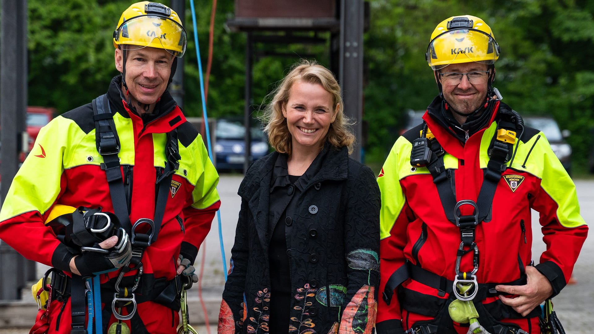 Die Kreisverwaltungsreferentin Hanna Sammüller-Gradl mit zwei Kollegen der Höhenrettung: Im Jahr 2024 verzeichnete die Feuerwehr bei ihren Einsätzen einen Anstieg von vier Prozent. Die Kreisverwaltungsreferentin Hanna Sammüller-Gradl mit zwei Kollegen der Höhenrettung: Im Jahr 2024 verzeichnete die Feuerwehr bei ihren Einsätzen einen Anstieg von vier Prozent.