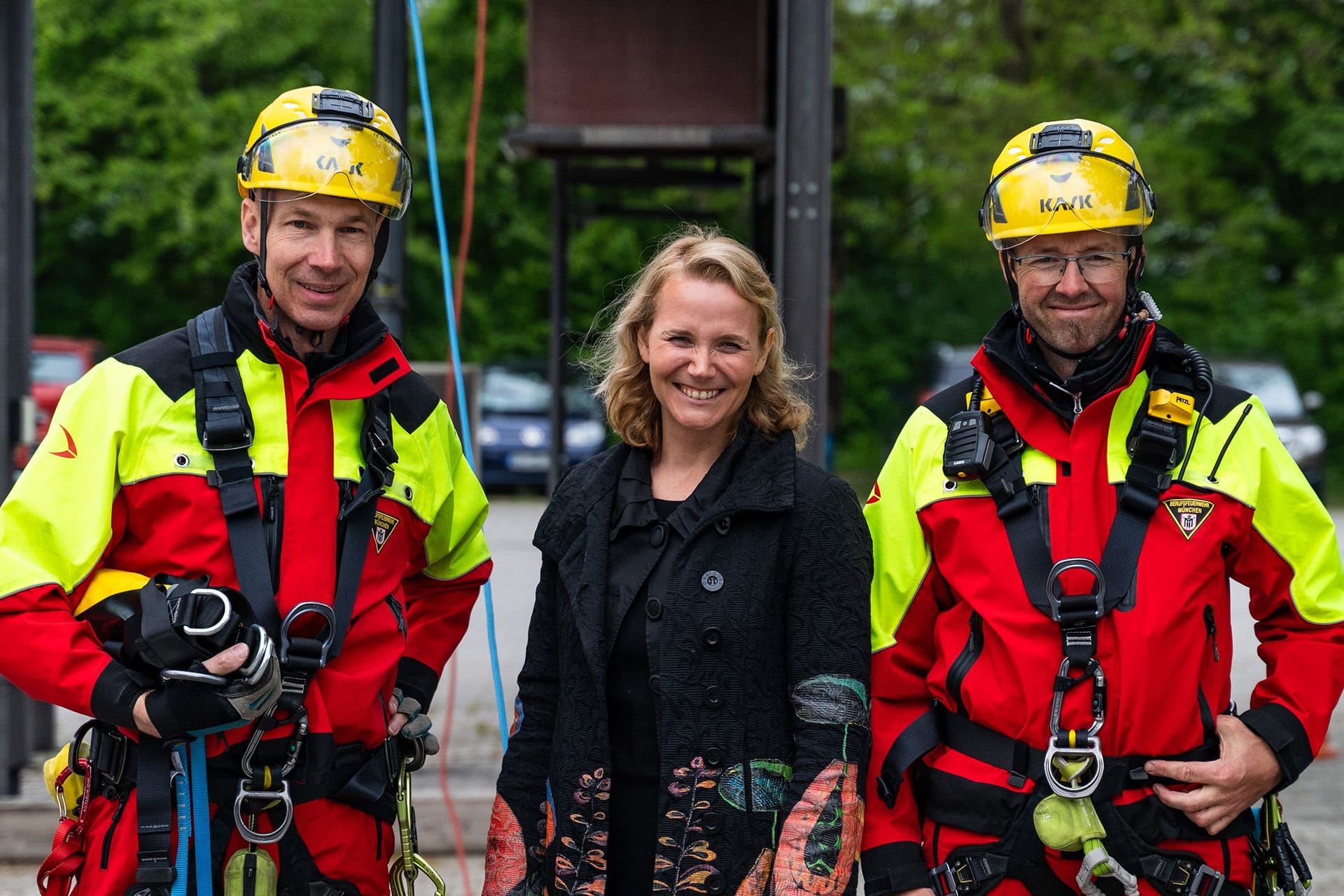 Die Kreisverwaltungsreferentin Hanna Sammüller-Gradl mit zwei Kollegen der Höhenrettung: Im Jahr 2024 verzeichnete die Feuerwehr bei ihren Einsätzen einen Anstieg von vier Prozent.