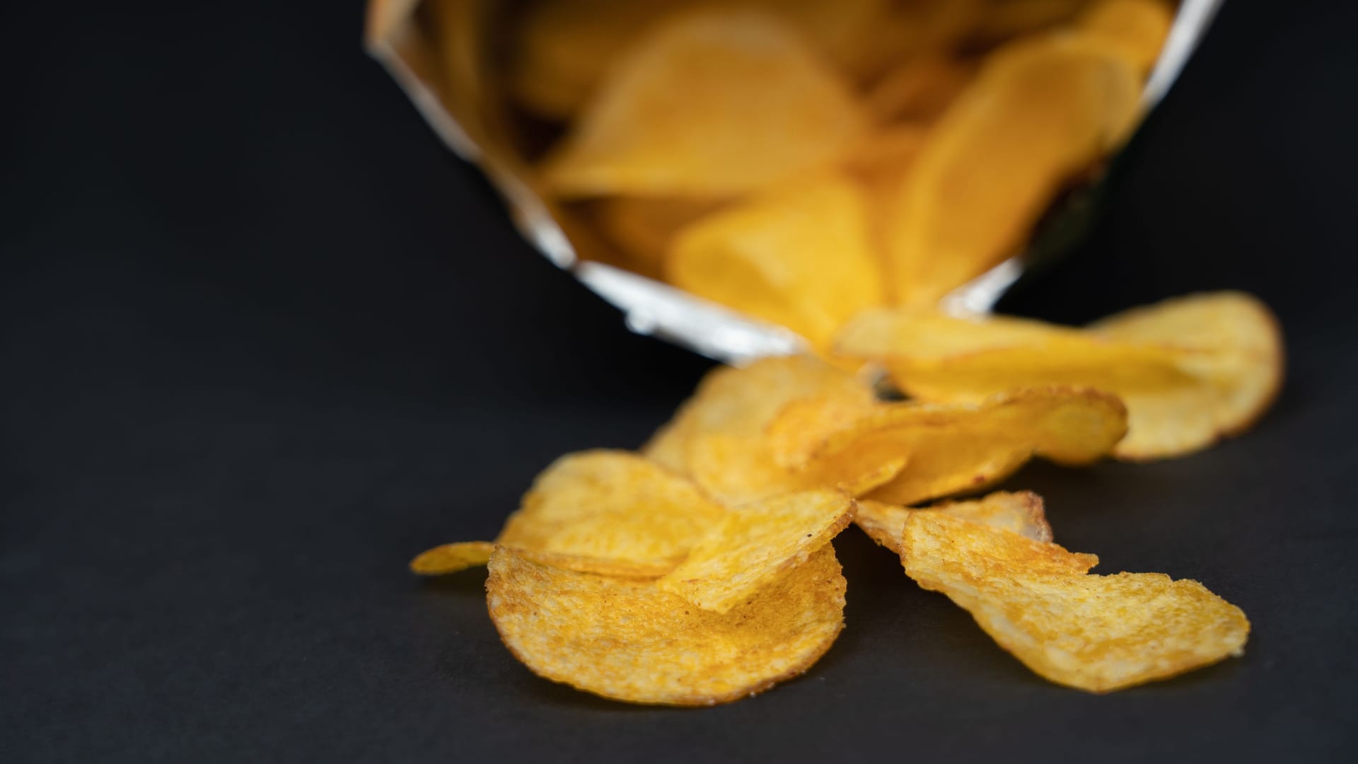 Eine offene Tüte Chips: Ein Produkt wird zurückgerufen (Symbolbild).