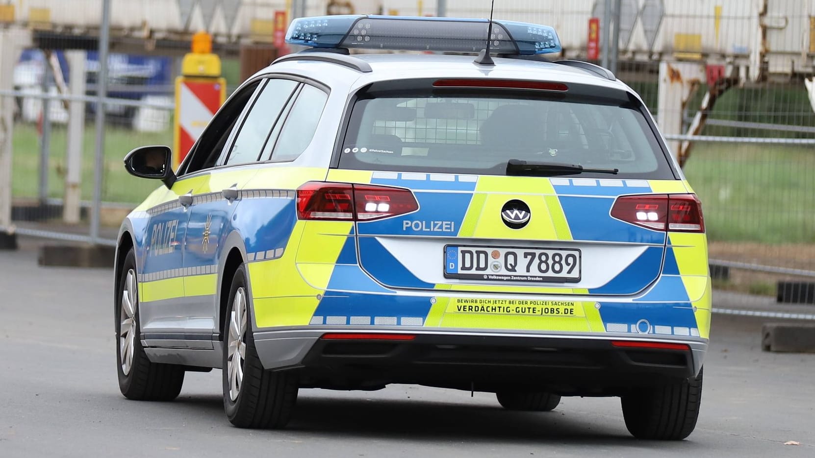 Ein Polizeiauto im Einsatz (Symbolbild): Zwei 15-Jährige zeigten am Dienstagabend den Hitlergruß auf der Prager Straße und wurden festgenommen. Ein Polizeiauto im Einsatz (Symbolbild): Zwei 15-Jährige zeigten am Dienstagabend den Hitlergruß auf der Prager Straße und wurden festgenommen.
