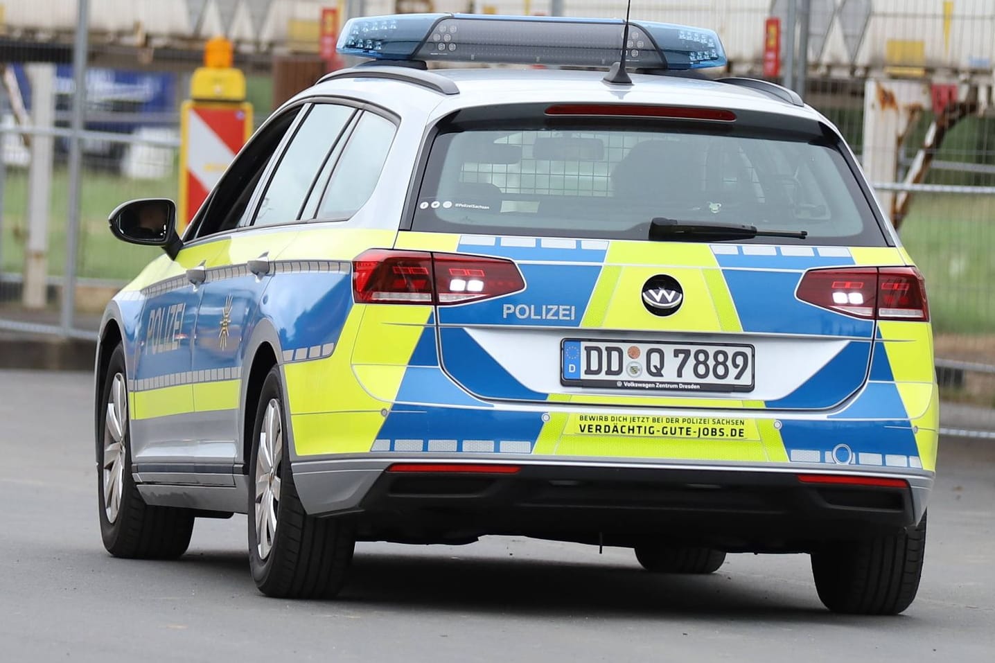 Ein Polizeiauto im Einsatz (Symbolbild): Zwei 15-Jährige zeigten am Dienstagabend den Hitlergruß auf der Prager Straße und wurden festgenommen.