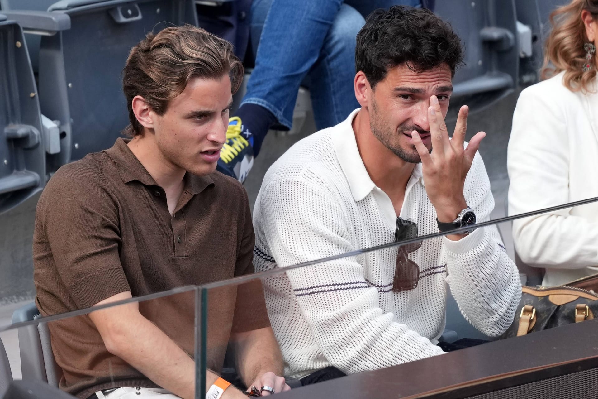Edoardo Bove (l.) und Mats Hummels beim Match zwischen Carlos Alcaraz und dem Briten Jack Draper.