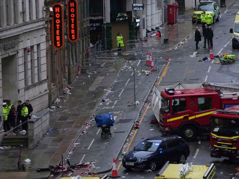 Aufräumen in Liverpool, nachdem ein Auto in eine Menschenmenge gefahren ist.
