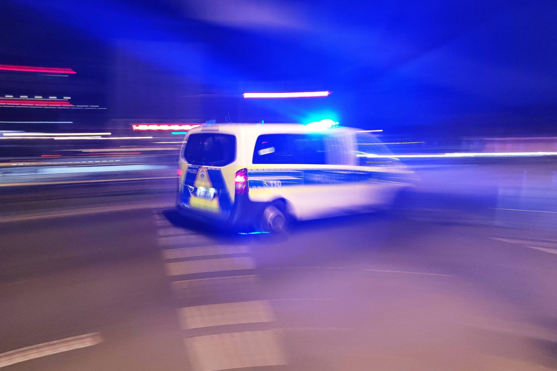 Polizeiwagen im Einsatz (Archivbild): In Reinickendorf ist eine Leiche gefunden worden.