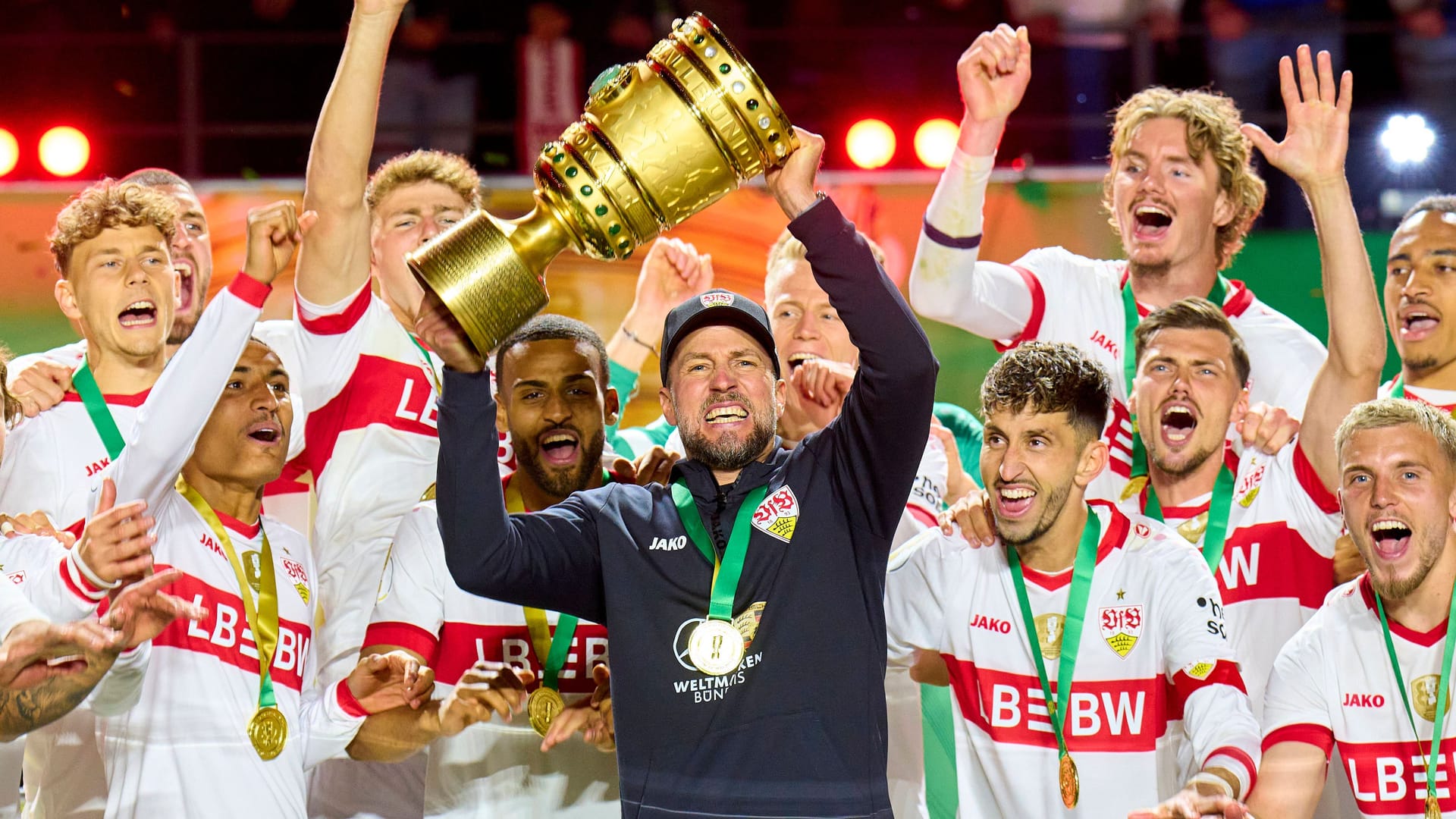 Sebastian Hoeneß (M.) mit dem DFB-Pokal.