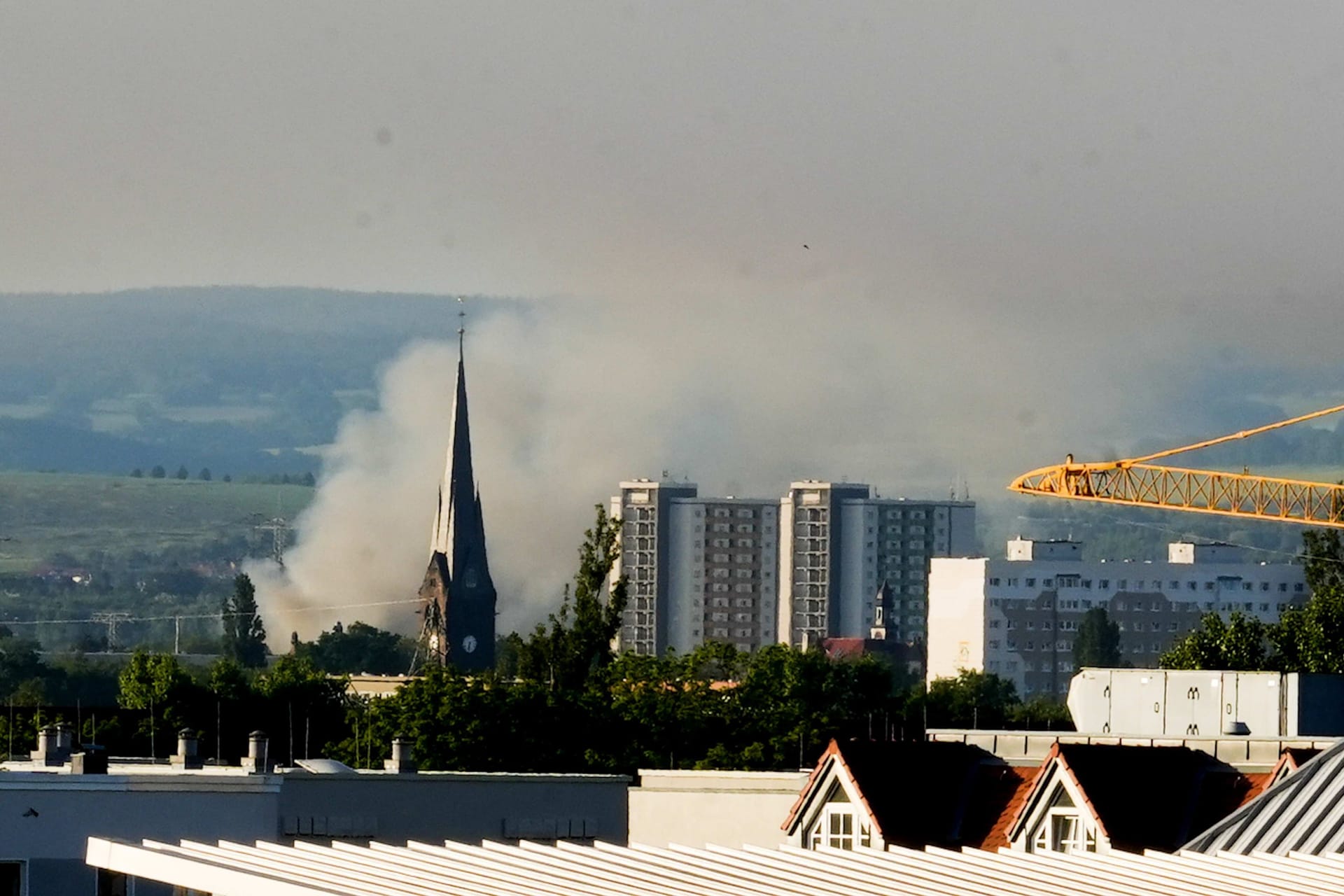 Datum: 23.05.2025 / Ort: DresdenAm Freitagmorgen ist die Feuerwehr zu einem Grossbrand in einem Entsorgungsbetrieb im Dresdner Stadtteil Grosszschachwitz geeilt.Gegen 5.40 Uhr teilten die Beamten bei Threads mit, dass die Einsatzkraefte vor Ort mit Loeschmassnahmen begannen. Eine riesige Rauchwolke ist ueber ganz Dresden sichtbar. Eine offizielle Warnung ueber NINA wurde herausgegeben: Anwohner werden gebeten, im Umkreis von 1000 Metern um die Einsatzstelle Am Lugaer Graben Fenster und Tueren geschlossen zu halten sowie Klima- und Lueftungsanlagen abzuschalten.