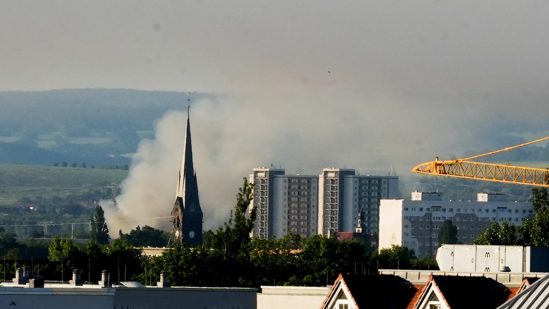 Datum: 23.05.2025 / Ort: DresdenAm Freitagmorgen ist die Feuerwehr zu einem Grossbrand in einem Entsorgungsbetrieb im Dresdner Stadtteil Grosszschachwitz geeilt.Gegen 5.40 Uhr teilten die Beamten bei Threads mit, dass die Einsatzkraefte vor Ort mit Loeschmassnahmen begannen. Eine riesige Rauchwolke ist ueber ganz Dresden sichtbar. Eine offizielle Warnung ueber NINA wurde herausgegeben: Anwohner werden gebeten, im Umkreis von 1000 Metern um die Einsatzstelle Am Lugaer Graben Fenster und Tueren geschlossen zu halten sowie Klima- und Lueftungsanlagen abzuschalten.
