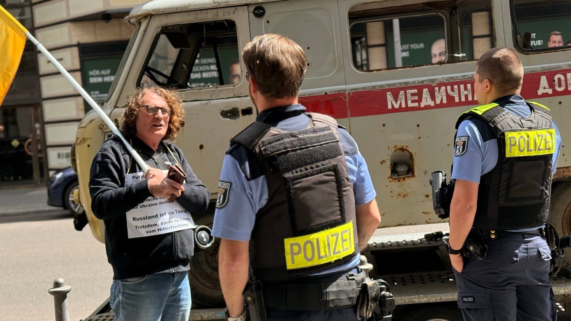 Polizeieinsatz: Zum Krankenwagen und Ein-Mann-Demonstrant Henry Lindemeier kam auch die Polizei.