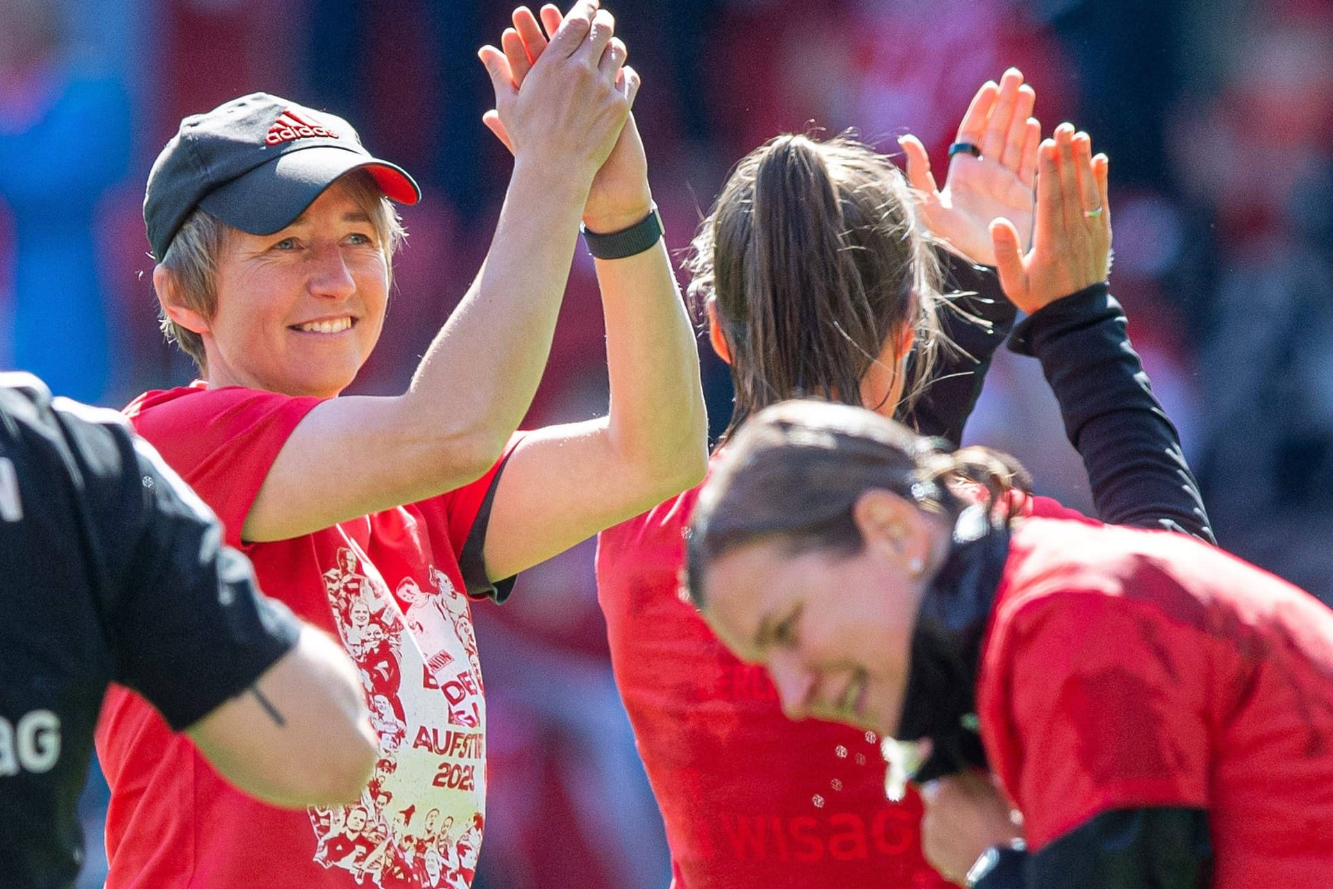 Trainerin Ailien Poese nach dem Aufstieg: Die Frauenmannschaft des 1. FC Union Berlin ist in der kommenden Saison erstklassig.