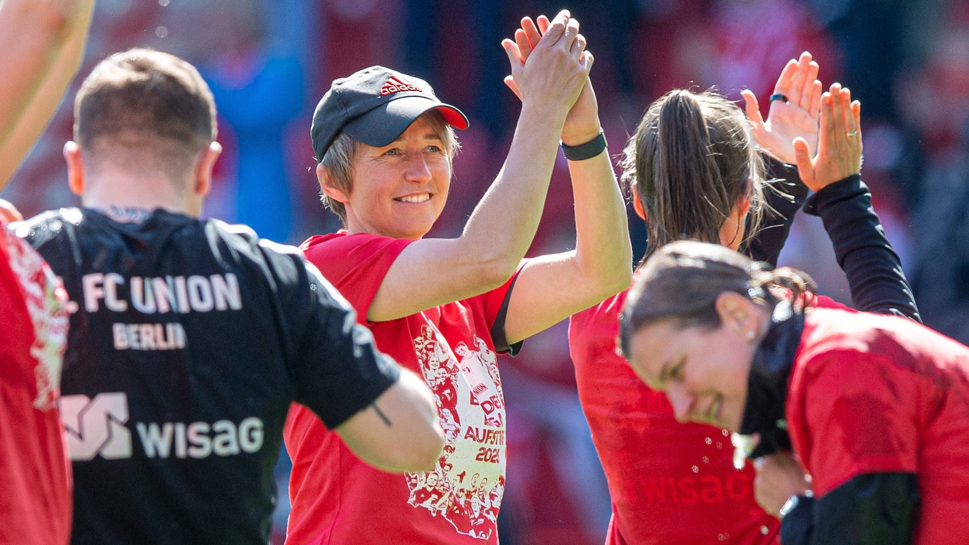 Trainerin Ailien Poese nach dem Aufstieg: Die Frauenmannschaft des 1. FC Union Berlin ist in der kommenden Saison erstklassig.