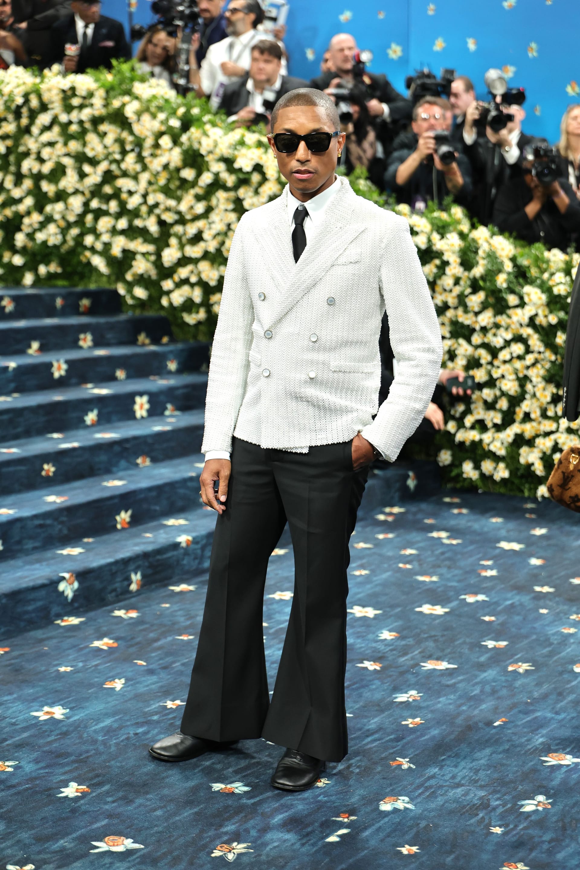 Pharrell Williams trug einen perlenbesetzten Anzug.