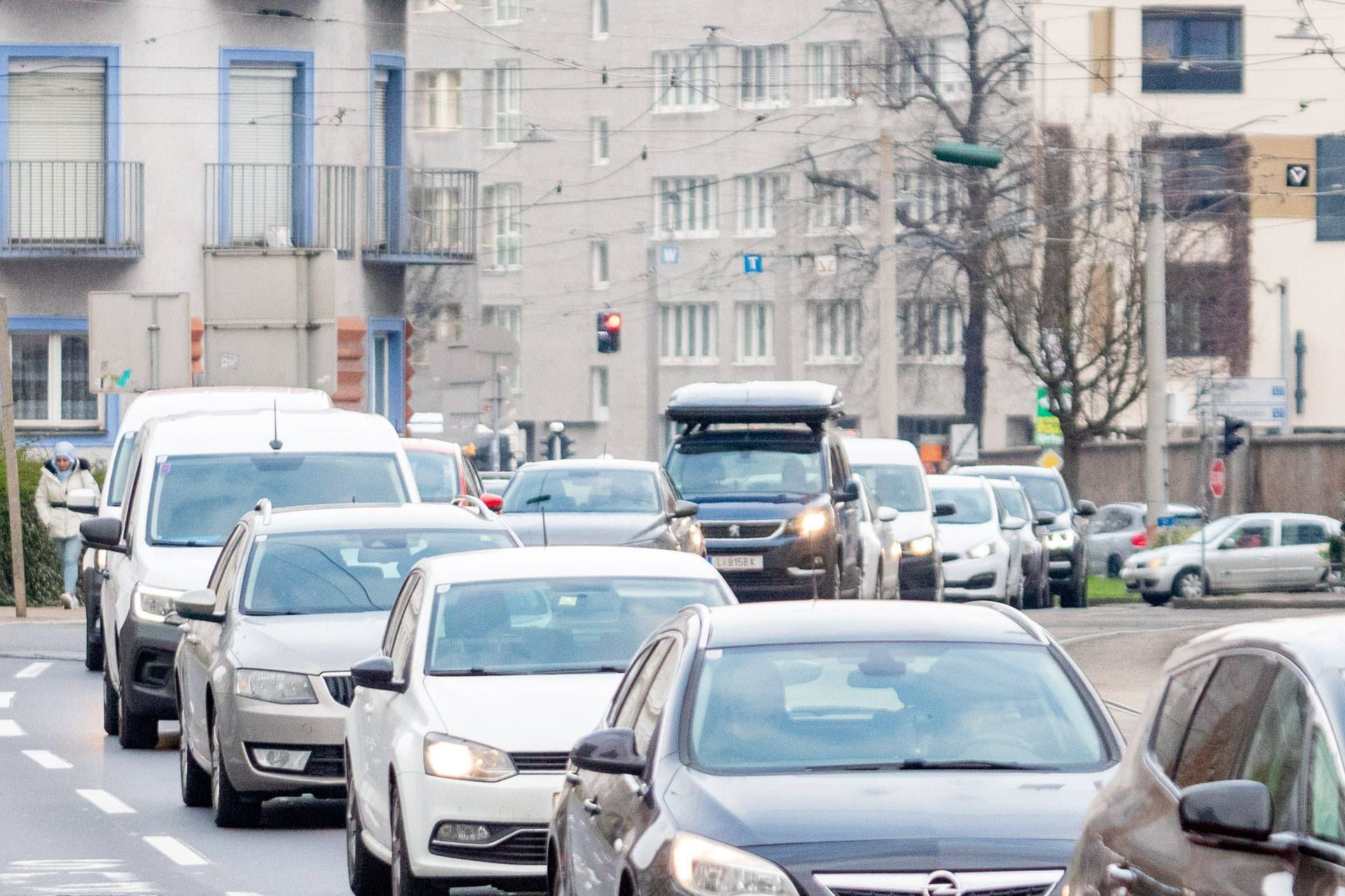 Autos in einem Stau (Symbolfoto): In Köln brauchten Autofahrer am Donnerstagnachmittag noch einmal mehr Geduld.