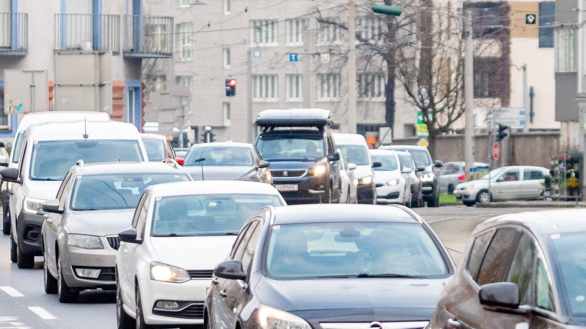 Autos in einem Stau (Symbolfoto): In Köln brauchten Autofahrer am Donnerstagnachmittag noch einmal mehr Geduld. Autos in einem Stau (Symbolfoto): In Köln brauchten Autofahrer am Donnerstagnachmittag noch einmal mehr Geduld.