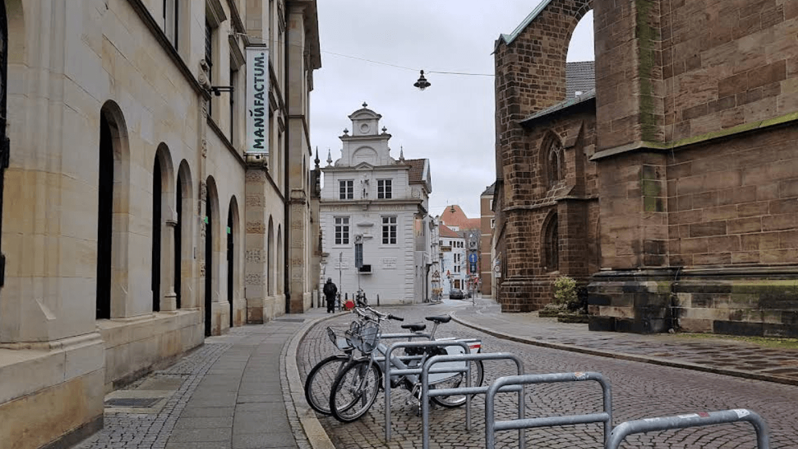 Die Sandstraße war der Tatort: Einer der Täter lenkte gezielt Passanten ab. Die Sandstraße war der Tatort: Einer der Täter lenkte gezielt Passanten ab.