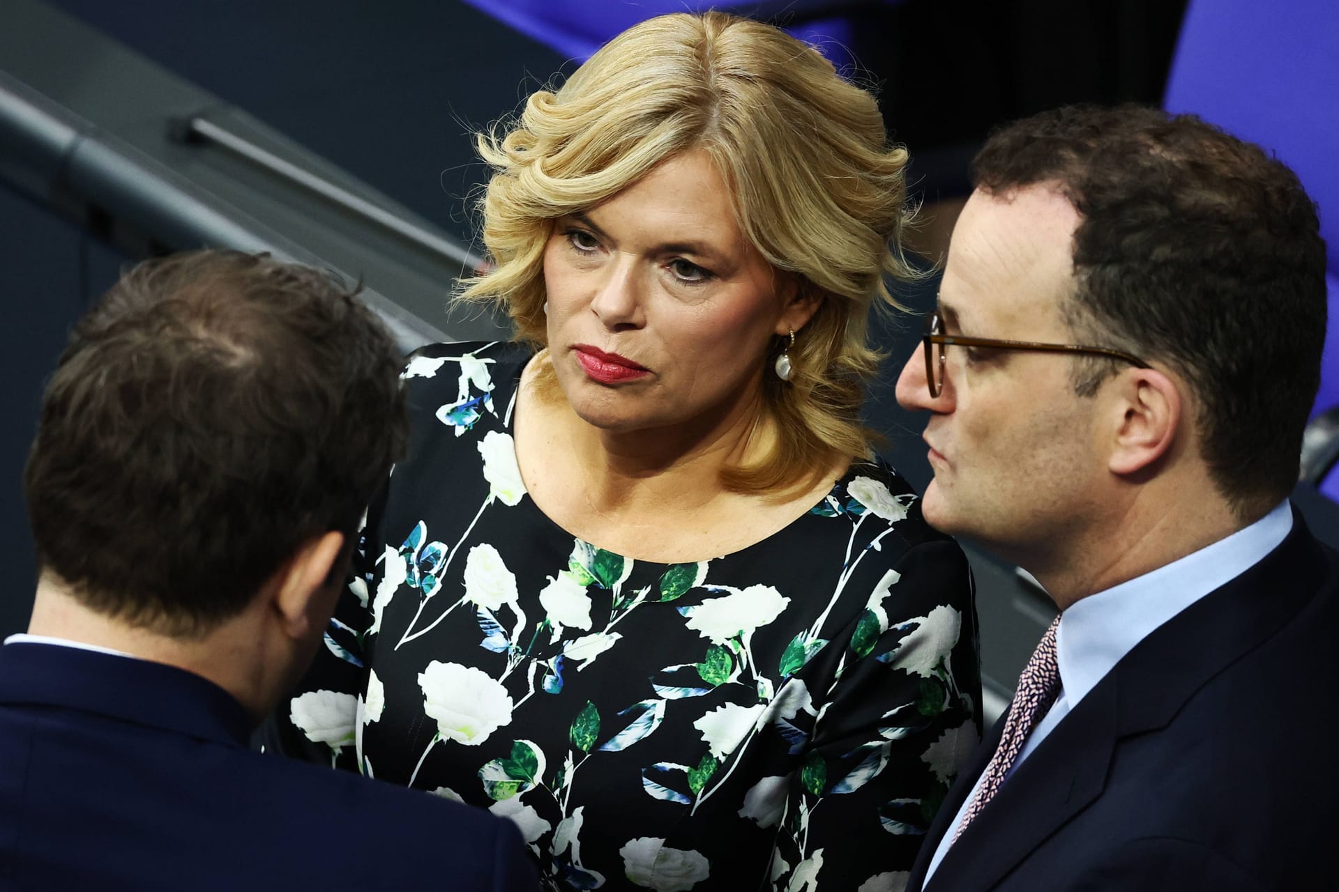 Bundestagspräsidentin Julia Klöckner spricht mit dem Union-Fraktionsvorsitzenden Jens Spahn (r.) und dem designierten Finanzminister Lars Klingbeil (SPD, l.).