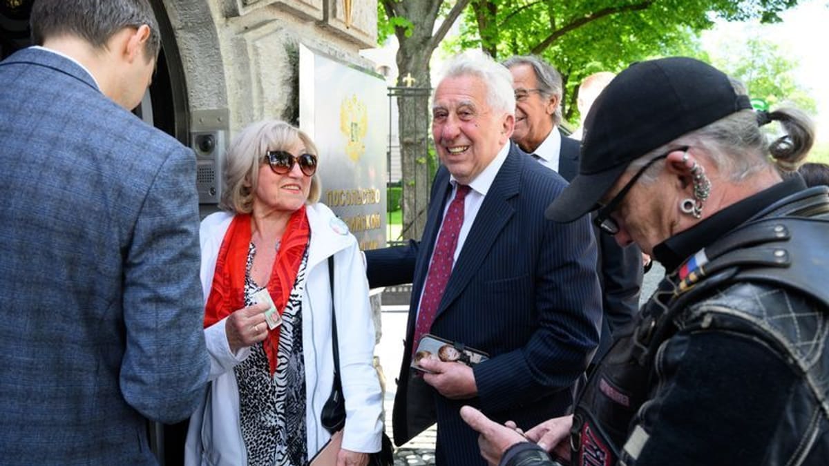 Gedenken: Diese deutschen Politiker feiern in der russischen Botschaft