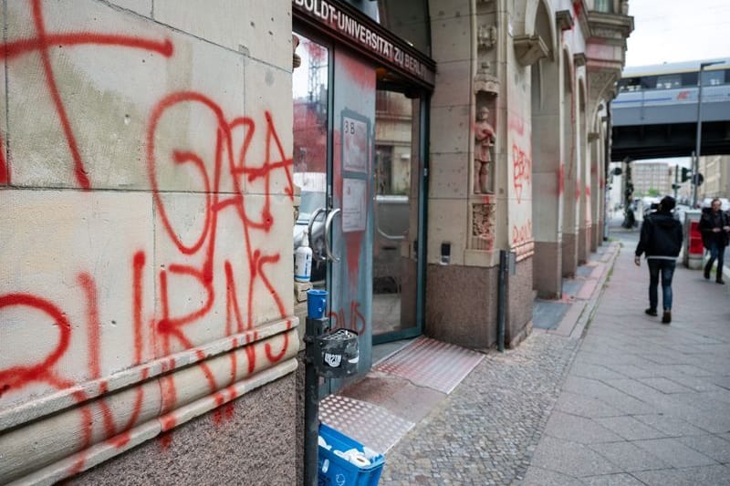 Der Schriftzug „Gaza Burns“ steht in roter Farbe an der Fassade des Instituts für Sozialwissenschaften der Humboldt-Universität. Das Institut für Sozialwissenschaften der Humboldt-Universität ist nach Angaben der Polizei mit israelfeindlichen Parolen beschmiert worden. Auch die Fassade rund um den Seiteneingang des Uni-Hauptgebäudes in der Universitätsstraße sei betroffen, sagte eine Universitätssprecherin.