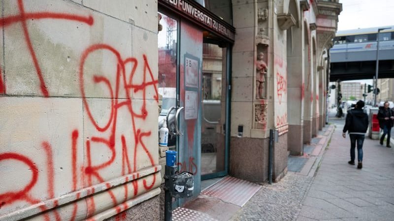 Der Schriftzug „Gaza Burns“ steht in roter Farbe an der Fassade des Instituts für Sozialwissenschaften der Humboldt-Universität. Das Institut für Sozialwissenschaften der Humboldt-Universität ist nach Angaben der Polizei mit israelfeindlichen Parolen beschmiert worden. Auch die Fassade rund um den Seiteneingang des Uni-Hauptgebäudes in der Universitätsstraße sei betroffen, sagte eine Universitätssprecherin. Der Schriftzug „Gaza Burns“ steht in roter Farbe an der Fassade des Instituts für Sozialwissenschaften der Humboldt-Universität. Das Institut für Sozialwissenschaften der Humboldt-Universität ist nach Angaben der Polizei mit israelfeindlichen Parolen beschmiert worden. Auch die Fassade rund um den Seiteneingang des Uni-Hauptgebäudes in der Universitätsstraße sei betroffen, sagte eine Universitätssprecherin.
