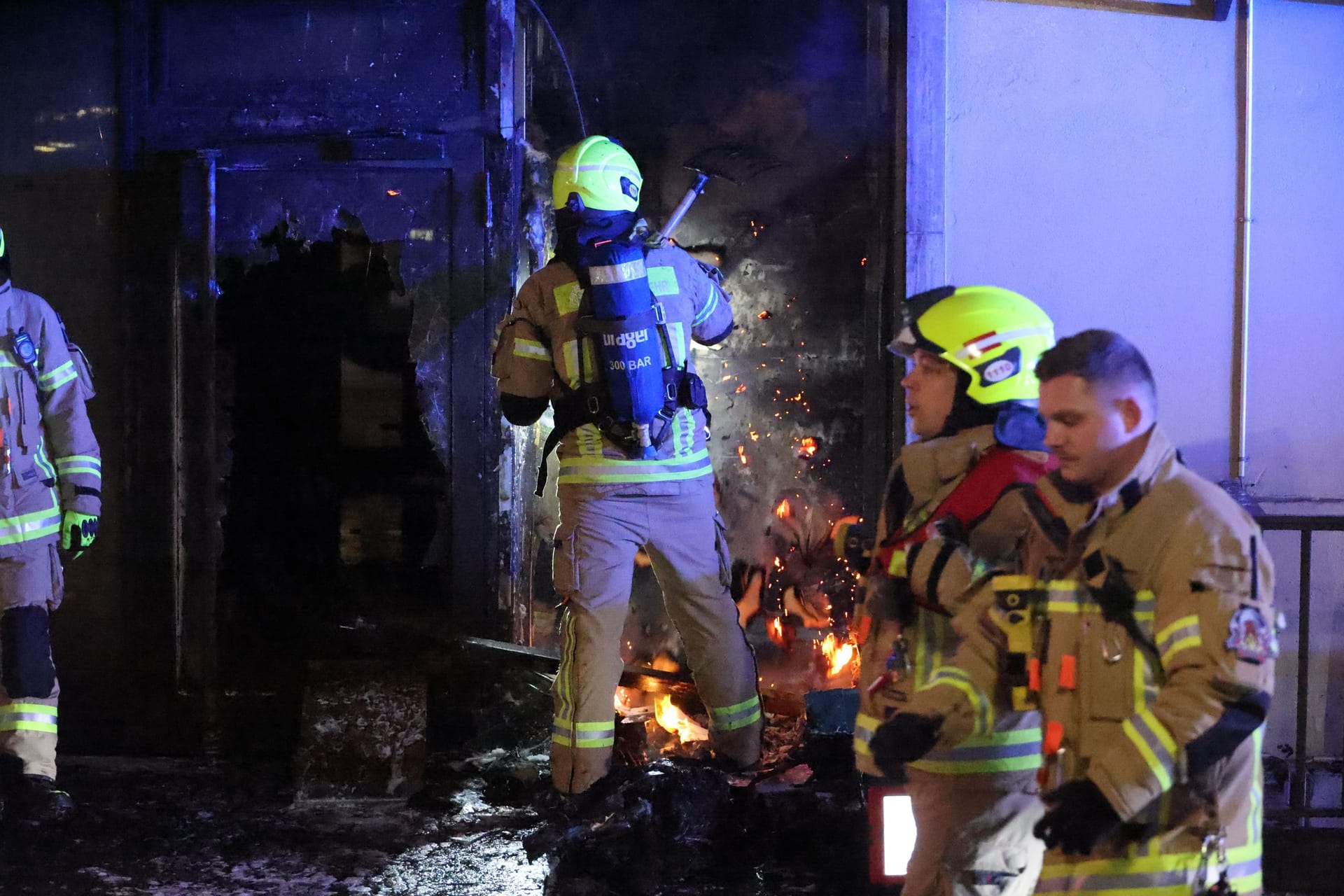 Einsatz an der Georgia Bar: Die Feuerwehr ist seit dem frühen Morgen vor Ort.