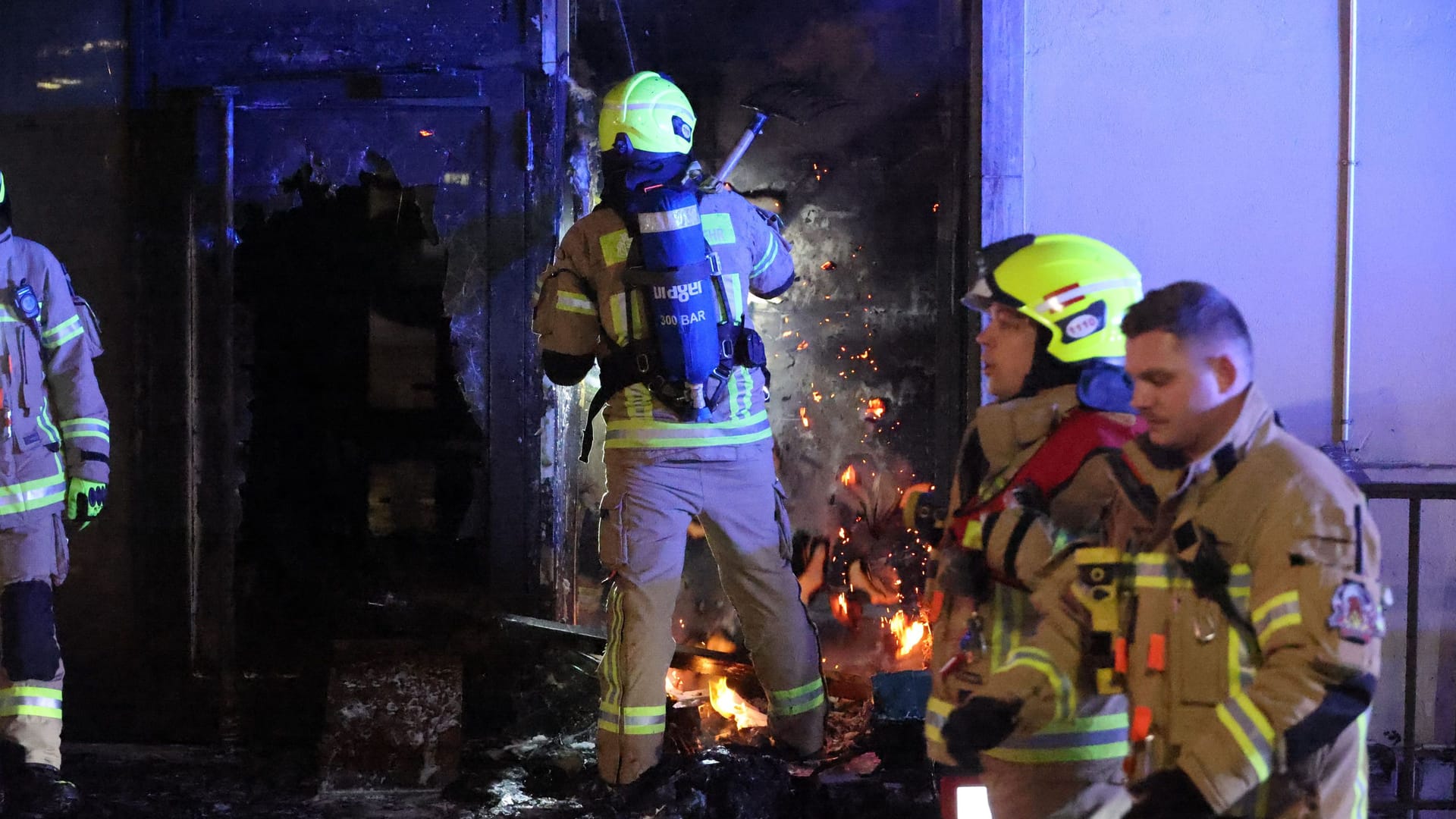 Einsatz an der Georgia Bar: Die Feuerwehr ist seit dem frühen Morgen vor Ort.