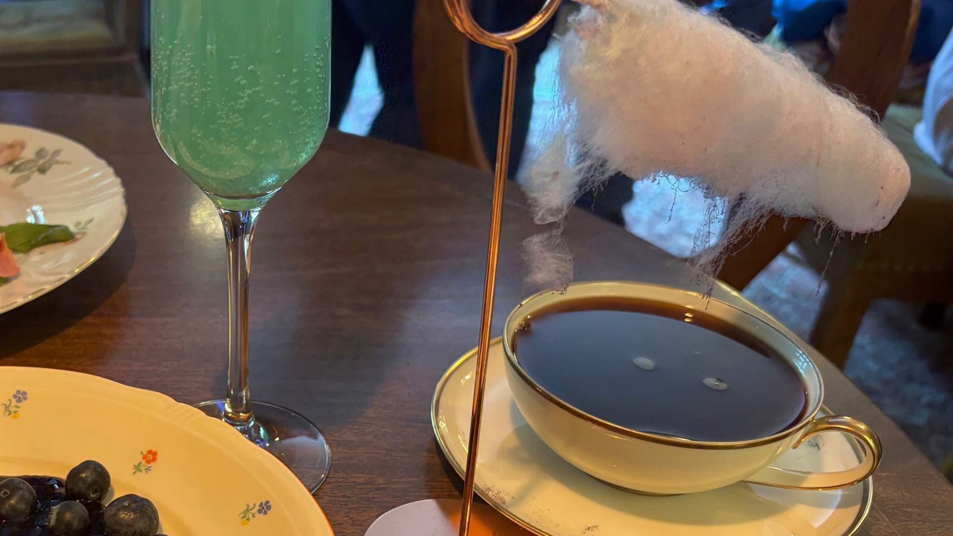 Beim Rainy Day Kaffee samt Zuckerwattewolke regnet es förmlich in die Tasse.