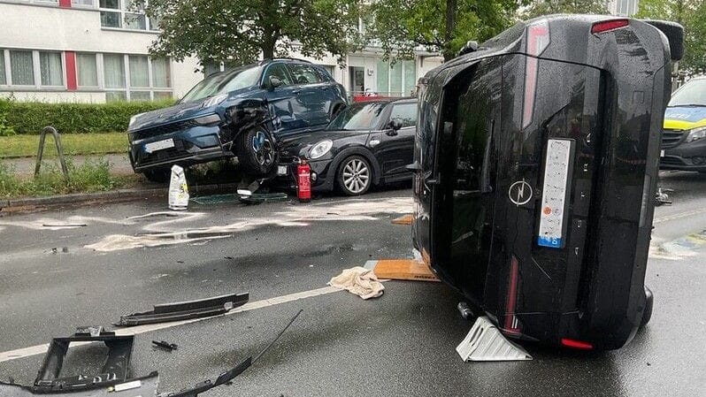 Auto überschlägt sich in der Malteserstraße: Alle beteiligten Fahrer kamen in ein Krankenhaus. Auto überschlägt sich in der Malteserstraße: Alle beteiligten Fahrer kamen in ein Krankenhaus.