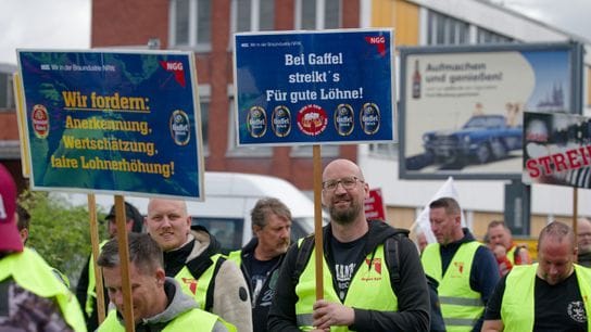 Köln: Mitarbeiter der beiden Kölsch-Brauereien Gaffel und Reissdorf halten bei einem Warnstreik vor der Gaffelbrauerei in Köln-Porz Schilder. Köln: Mitarbeiter der beiden Kölsch-Brauereien Gaffel und Reissdorf halten bei einem Warnstreik vor der Gaffelbrauerei in Köln-Porz Schilder.