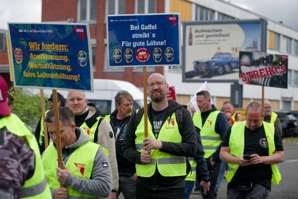 Köln: Mitarbeiter der beiden Kölsch-Brauereien Gaffel und Reissdorf halten bei einem Warnstreik vor der Gaffelbrauerei in Köln-Porz Schilder. Köln: Mitarbeiter der beiden Kölsch-Brauereien Gaffel und Reissdorf halten bei einem Warnstreik vor der Gaffelbrauerei in Köln-Porz Schilder.