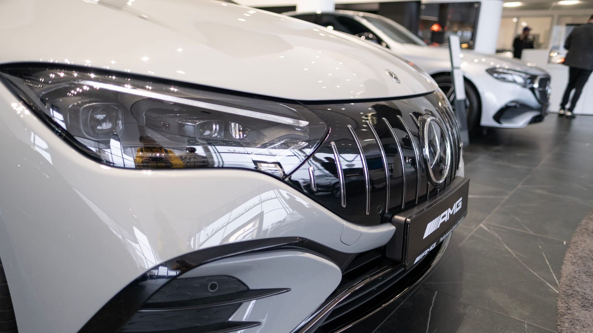 Mercedes bei einem Autohändler (Symbolfoto): Der Gebrauchtwagenverkauf eines Mercedes endete in einer Attacke. Mercedes bei einem Autohändler (Symbolfoto): Der Gebrauchtwagenverkauf eines Mercedes endete in einer Attacke.