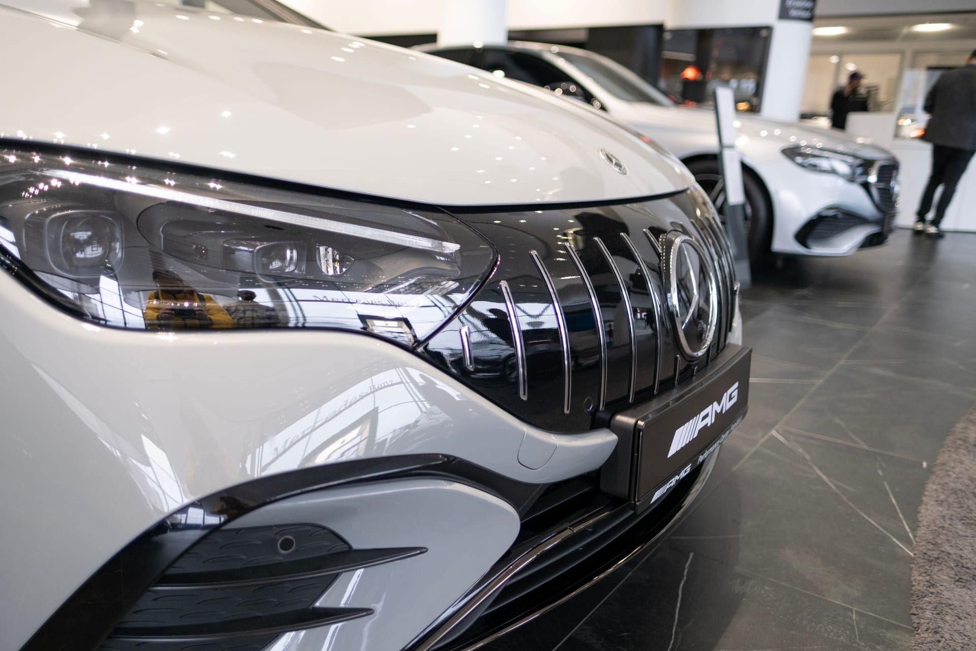 Mercedes bei einem Autohändler (Symbolfoto): Der Gebrauchtwagenverkauf eines Mercedes endete in einer Attacke.