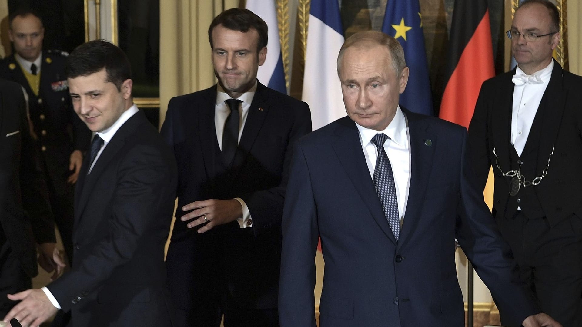 Wolodymyr Selenskyj (links) gemeinsam mit dem französischen Staatspräsidenten Emmanuel Macron (Mitte) und Wladimir Putin (rechts) bei einem Treffen in Paris 2019 (Archivbild).