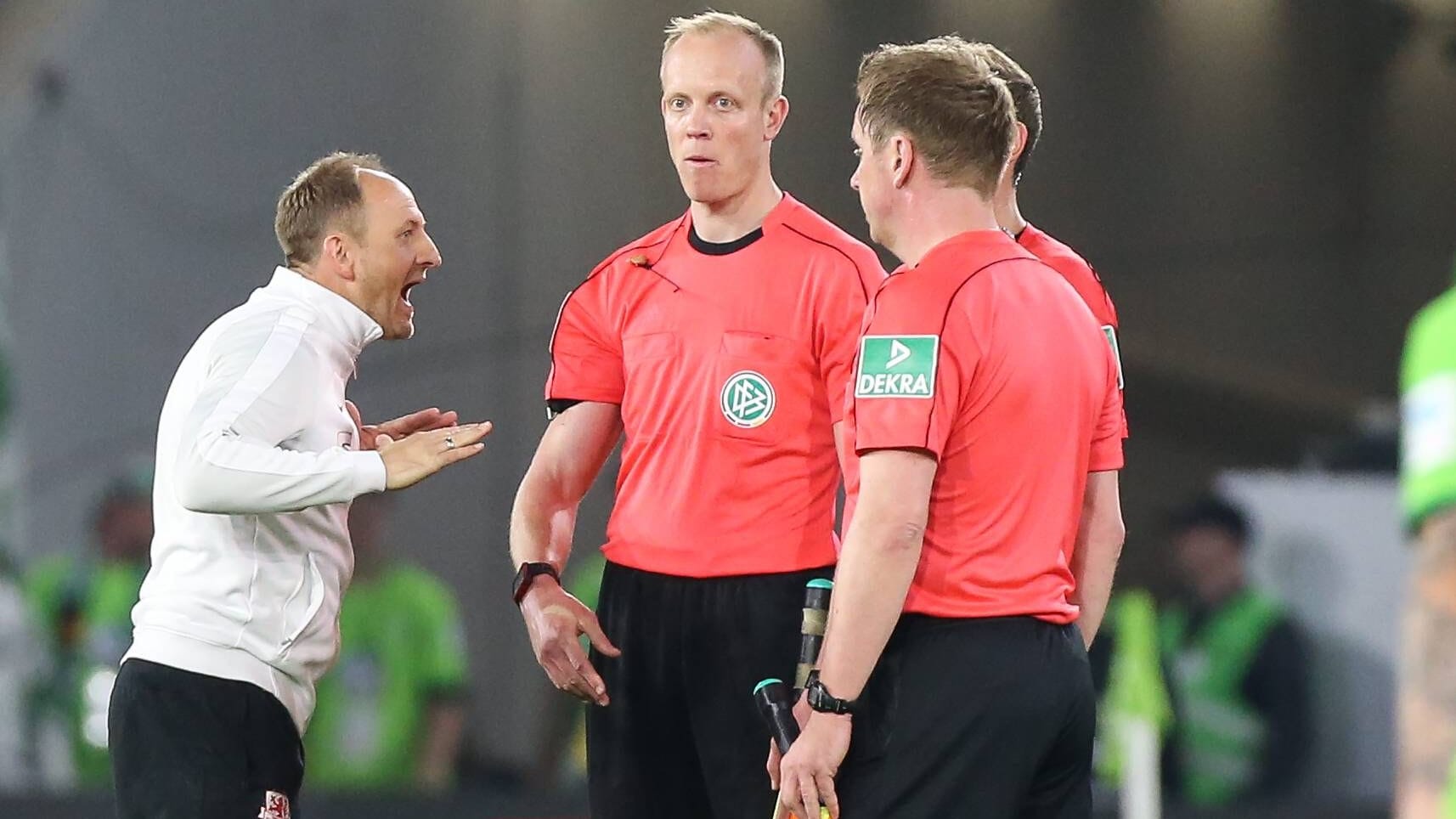 Diskussion nach dem Hinspiel (Archivbild): BTSV-Trainer Torsten Lieberknecht (l.) hatte noch einiges mit Schiedsrichter Sascha Stegemann (m.) zu besprechen.