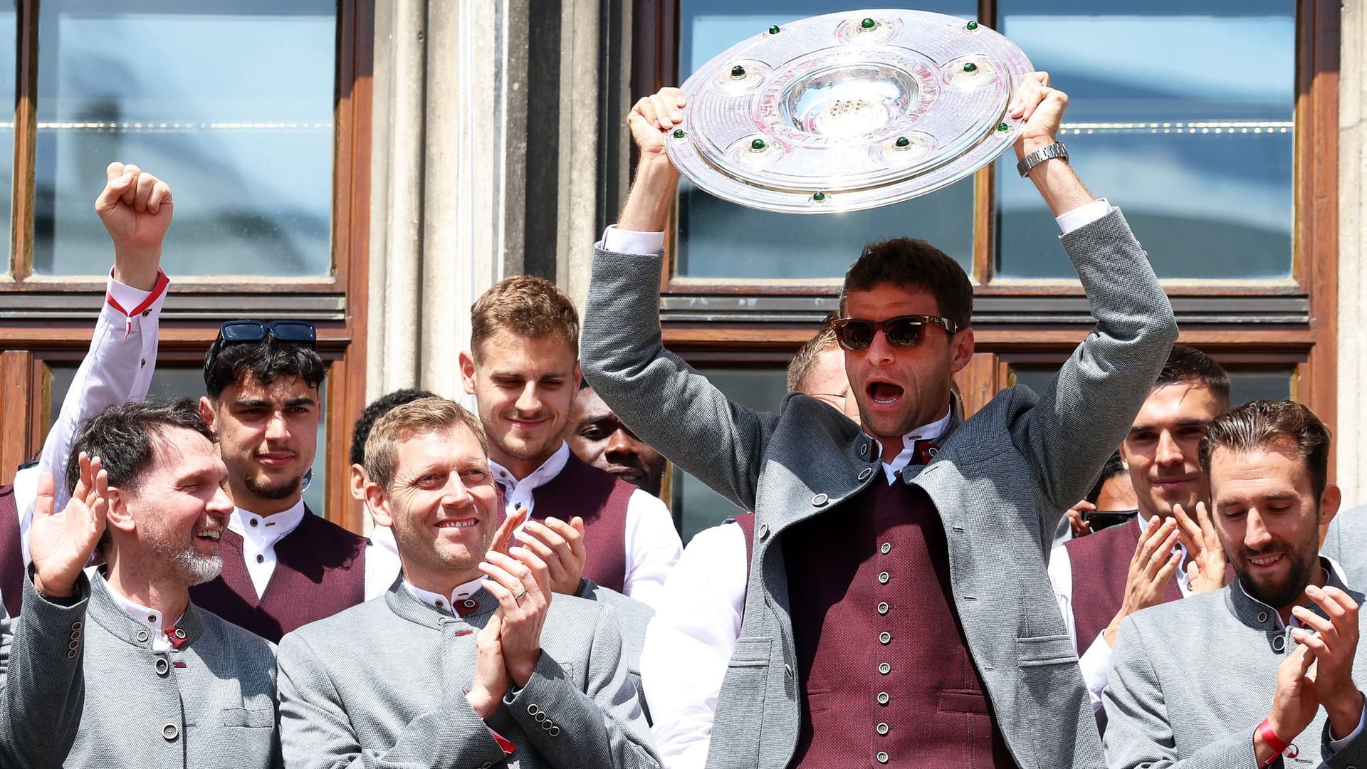 Zum letzten Mal die Meisterschale für die Bayern in die Höhe gereckt: Thomas Müller auf dem Münchner Rathausbalkon.