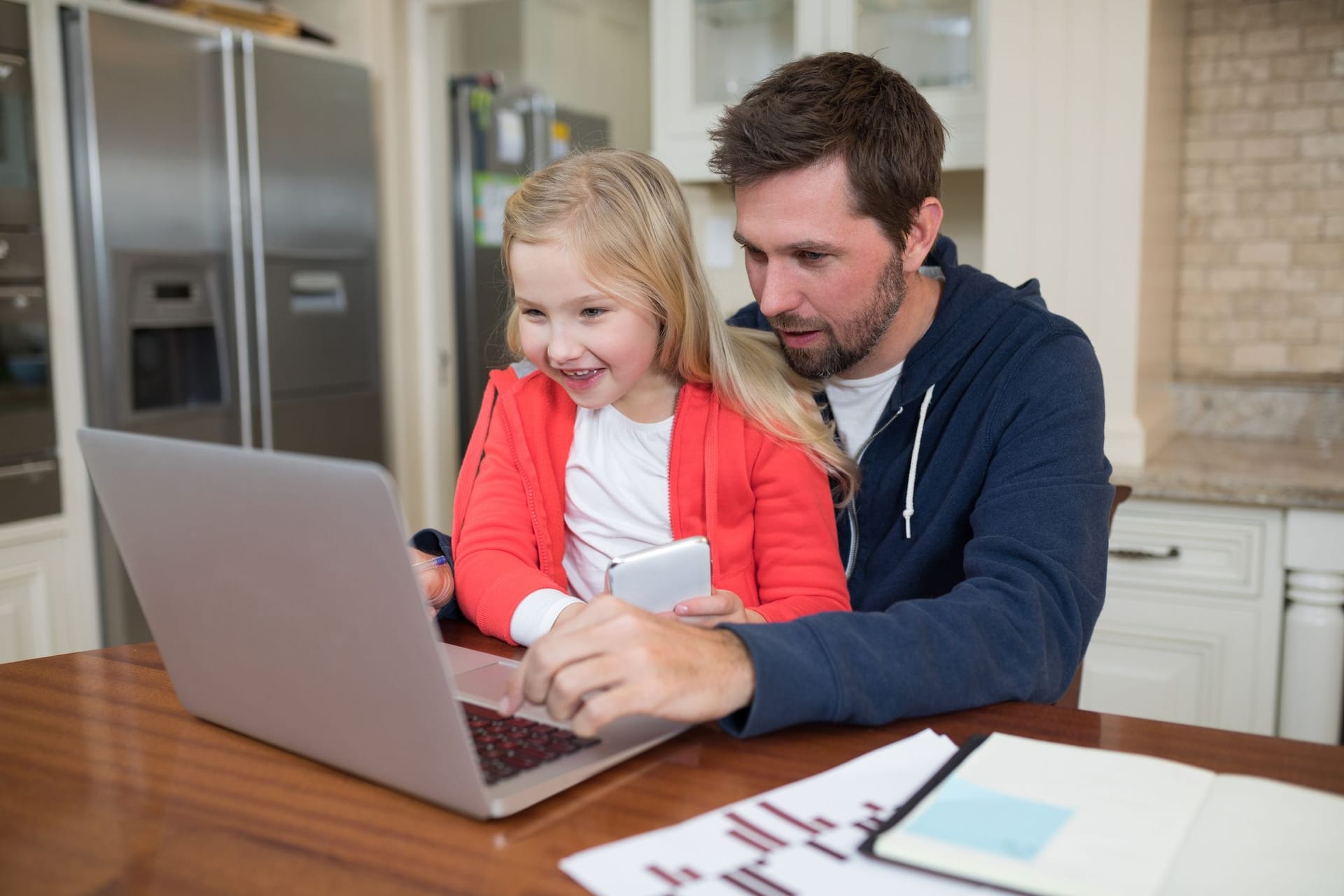 Vater mit Tochter am Laptop