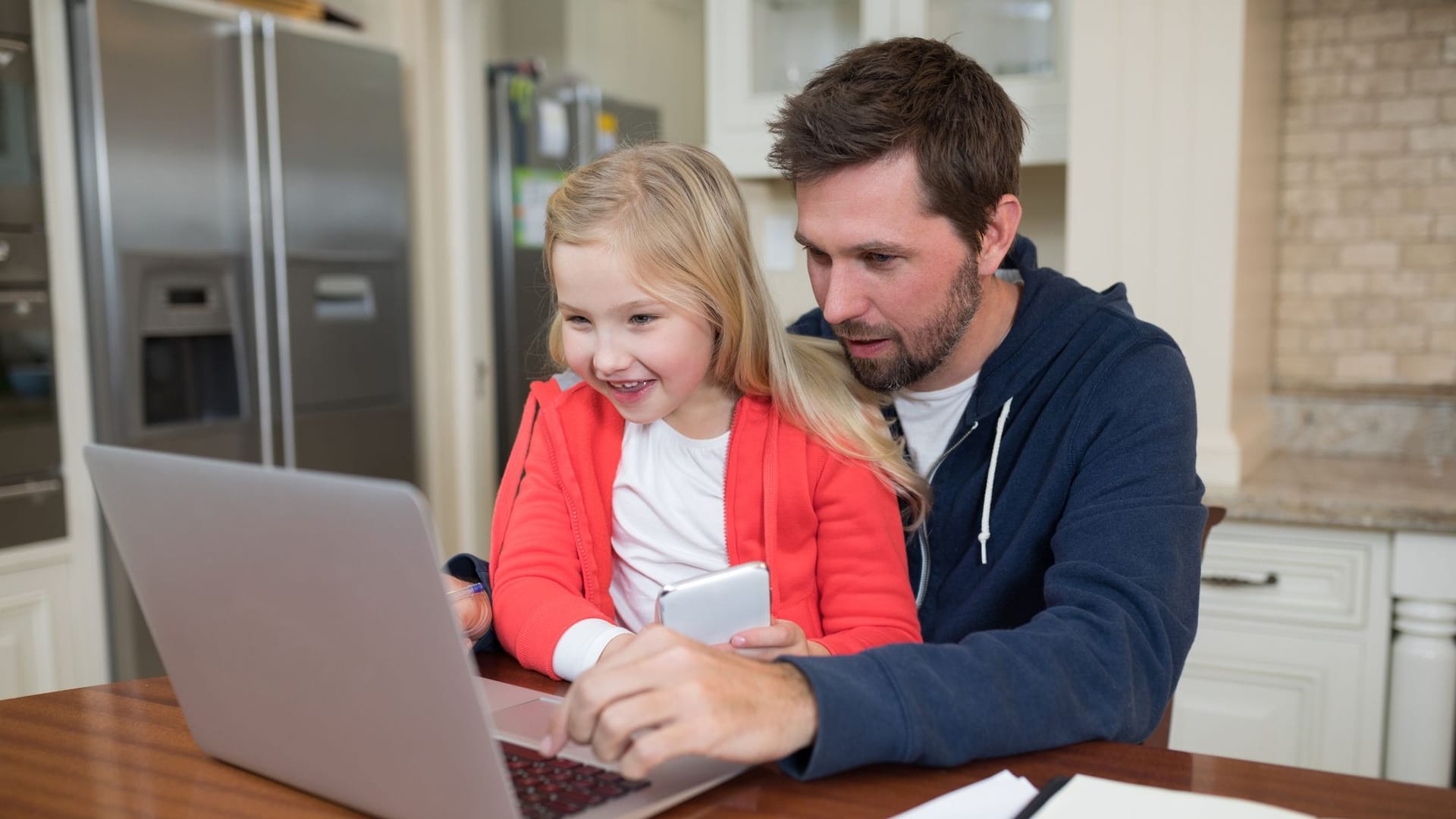 Vater mit Tochter am Laptop Vater mit Tochter am Laptop