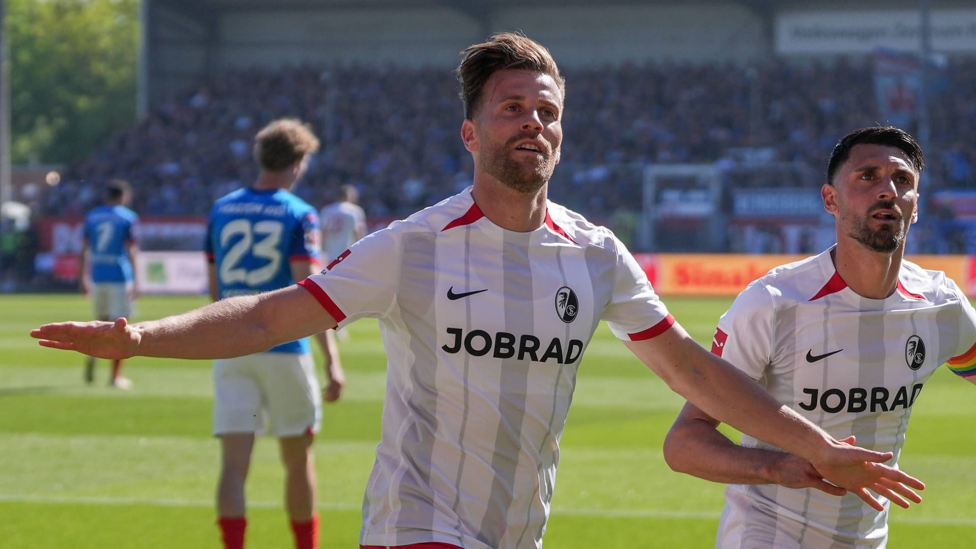 Lucas Höler jubelt: Er möchte mit Freiburg noch die Champions League erreichen.