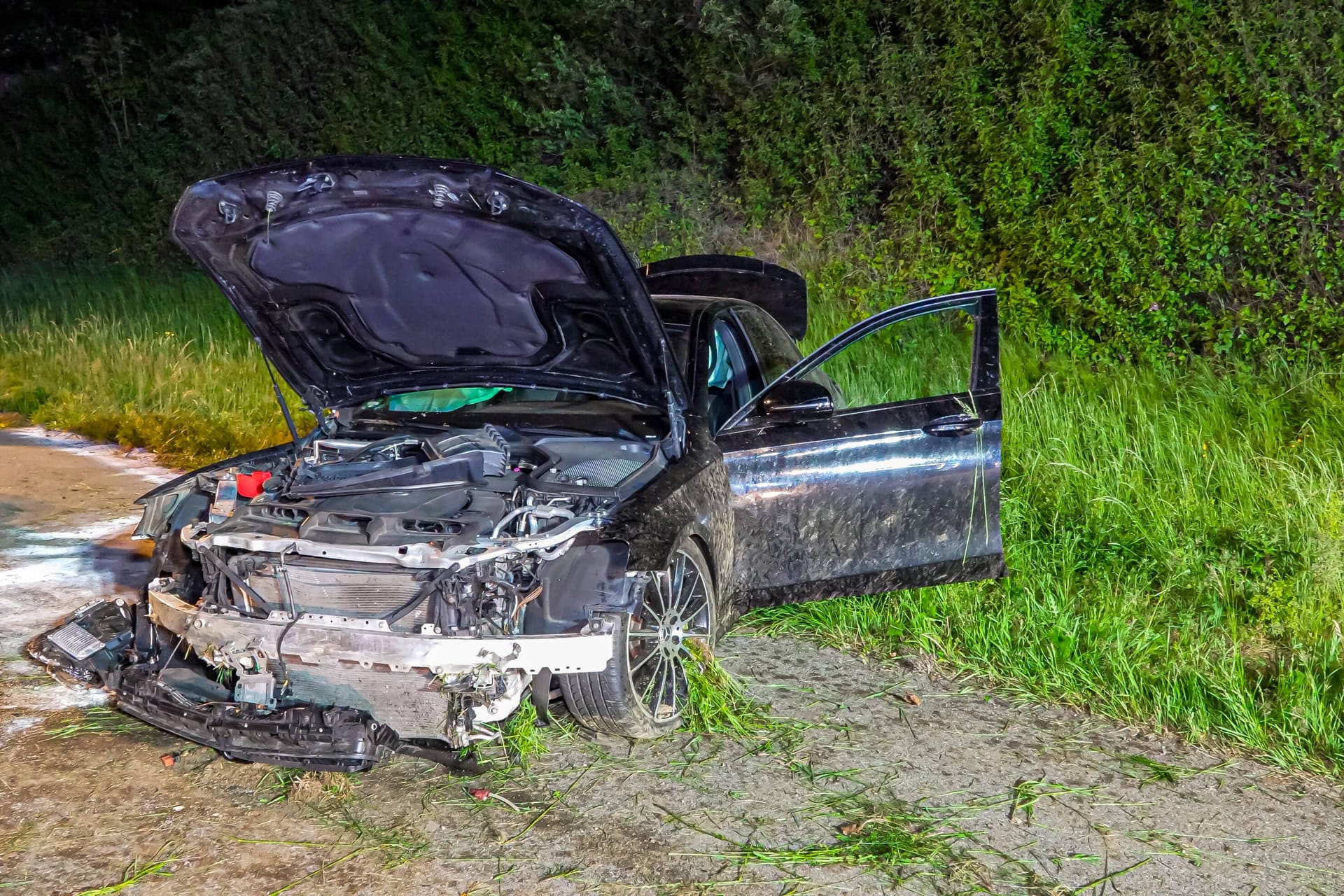 Ein zerstörter Mercedes nach einem Unfall auf der A8: Die Polizei ermittelt wegen eines Kraftfahrzeugrennens.