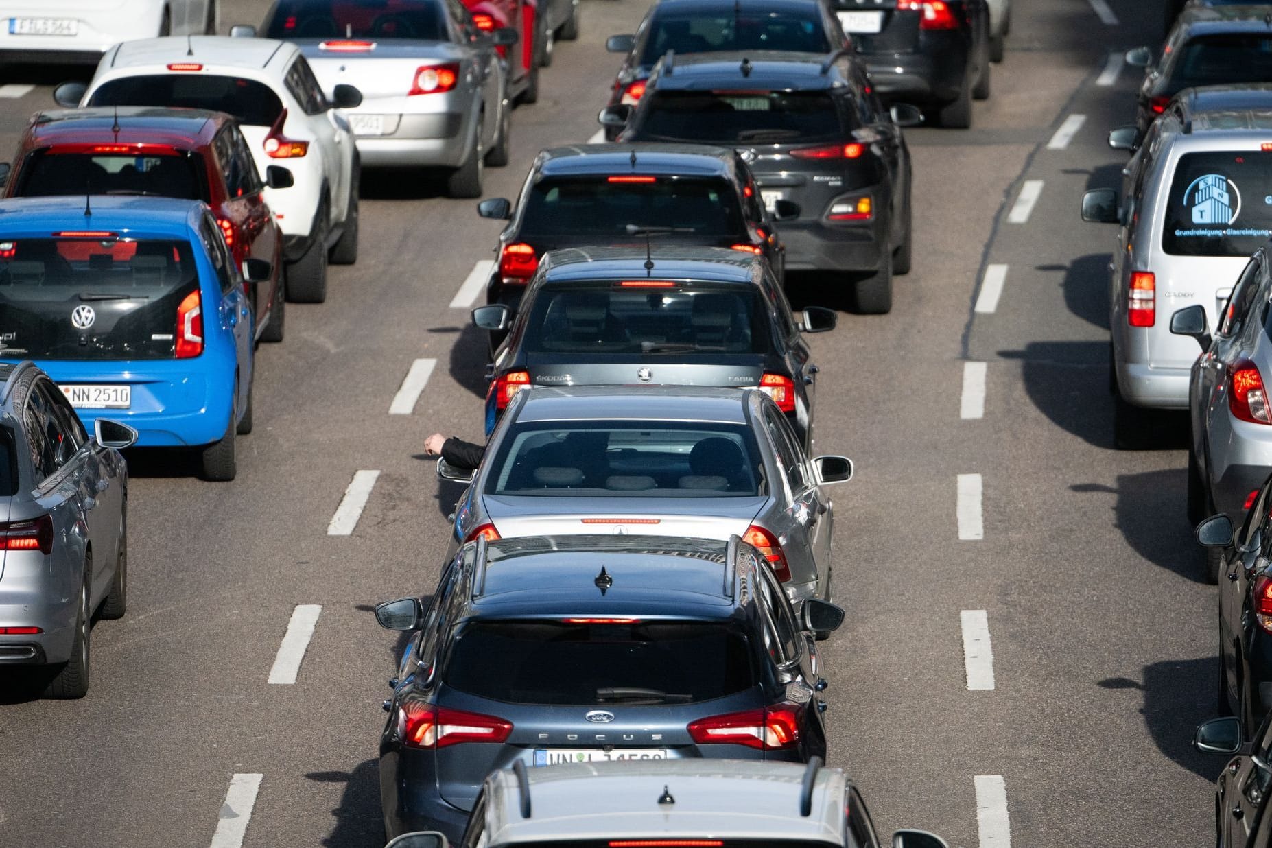 Autos stehen auf einer Autobahn im Stau